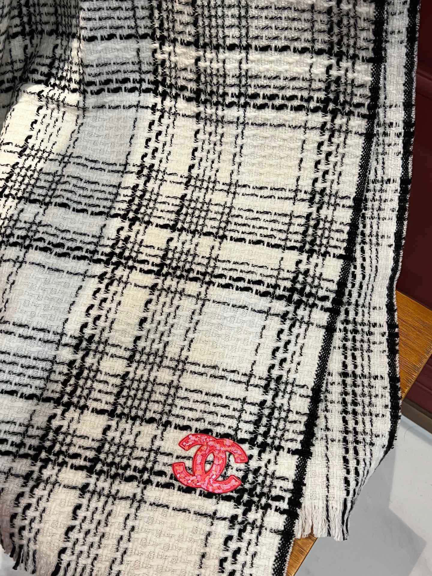  ‼️新😘😘香奈儿（CHANEL）年度最美‼️ 【双C编织格纹披肩】独家渠道原单货‼️年度最新力作 顶极