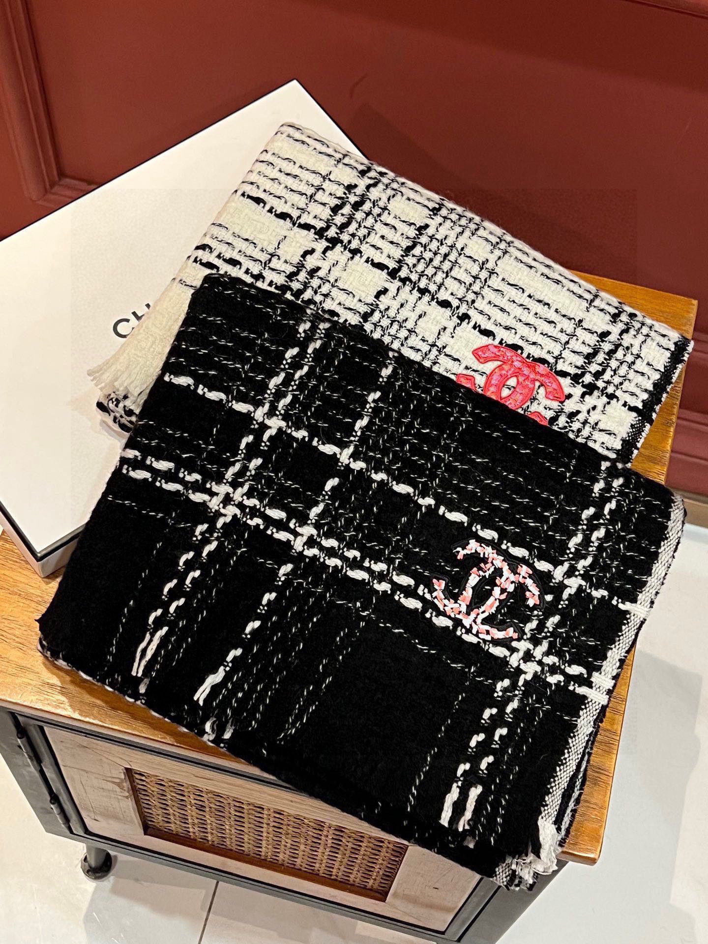  ‼️新😘😘香奈儿（CHANEL）年度最美‼️ 【双C编织格纹披肩】独家渠道原单货‼️年度最新力作 顶极