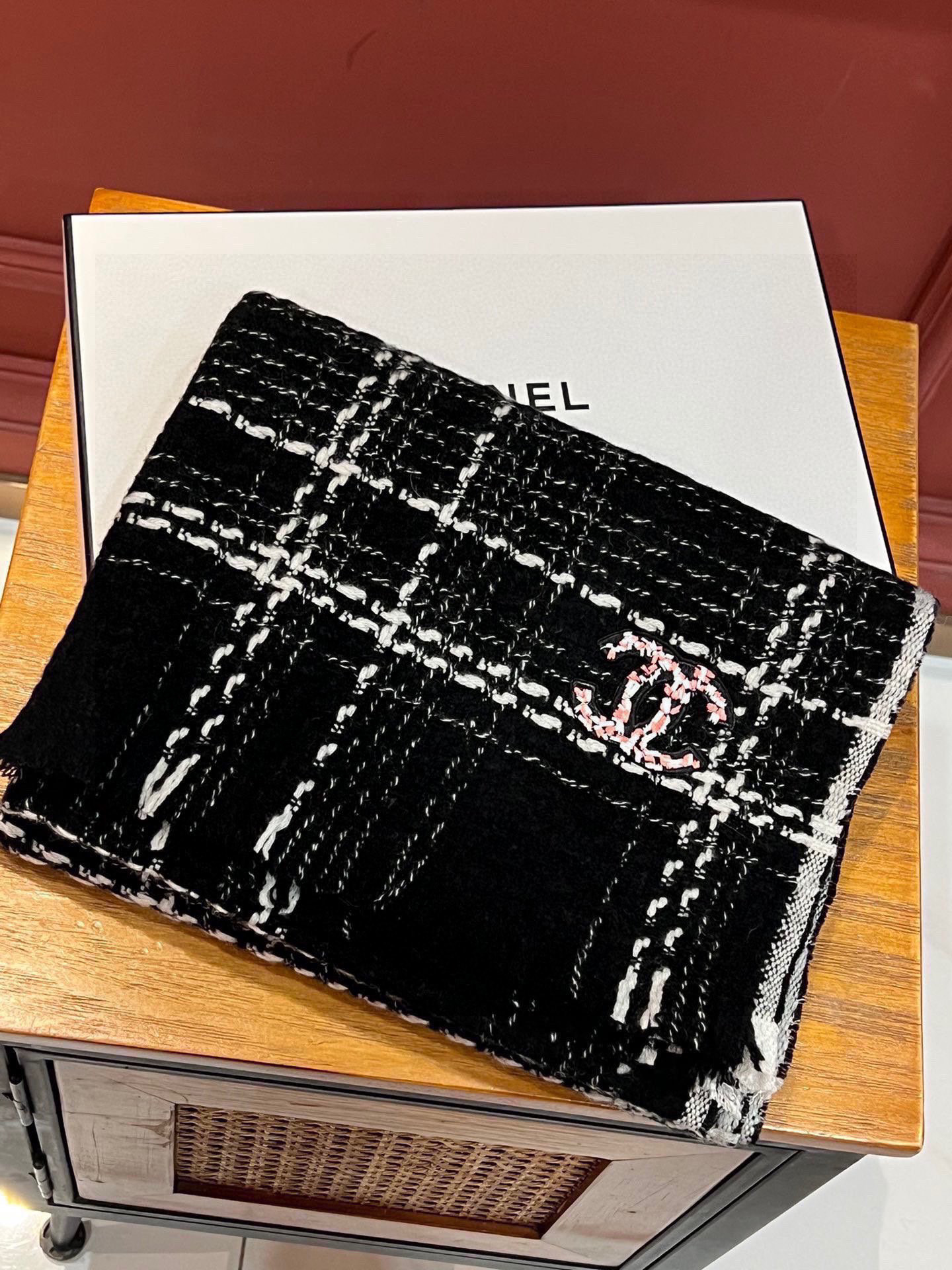  ‼️新😘😘香奈儿（CHANEL）年度最美‼️ 【双C编织格纹披肩】独家渠道原单货‼️年度最新力作 顶极