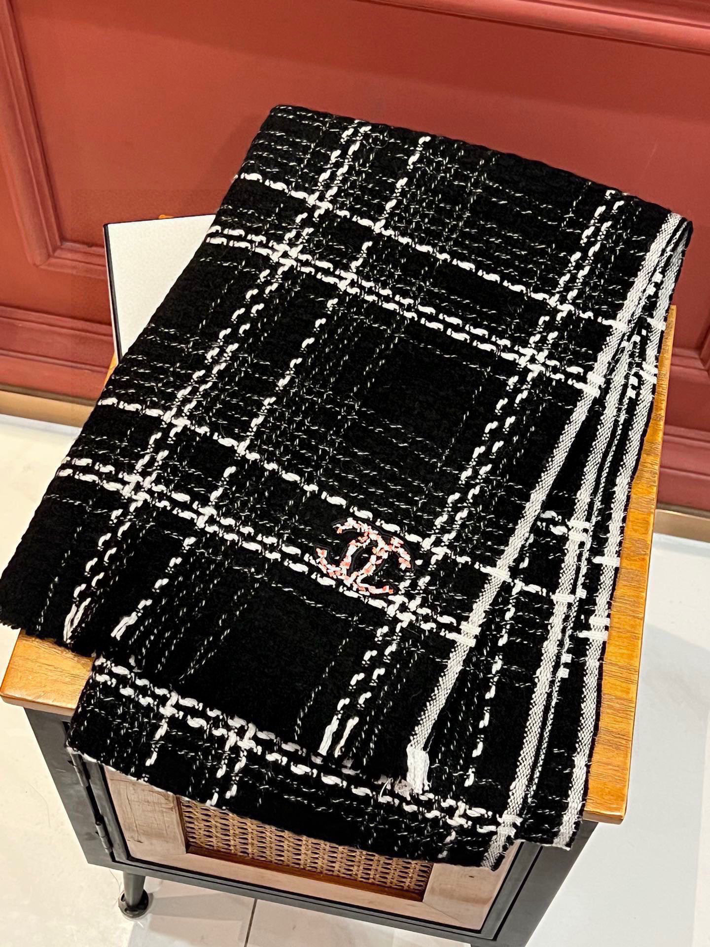  ‼️新😘😘香奈儿（CHANEL）年度最美‼️ 【双C编织格纹披肩】独家渠道原单货‼️年度最新力作 顶极