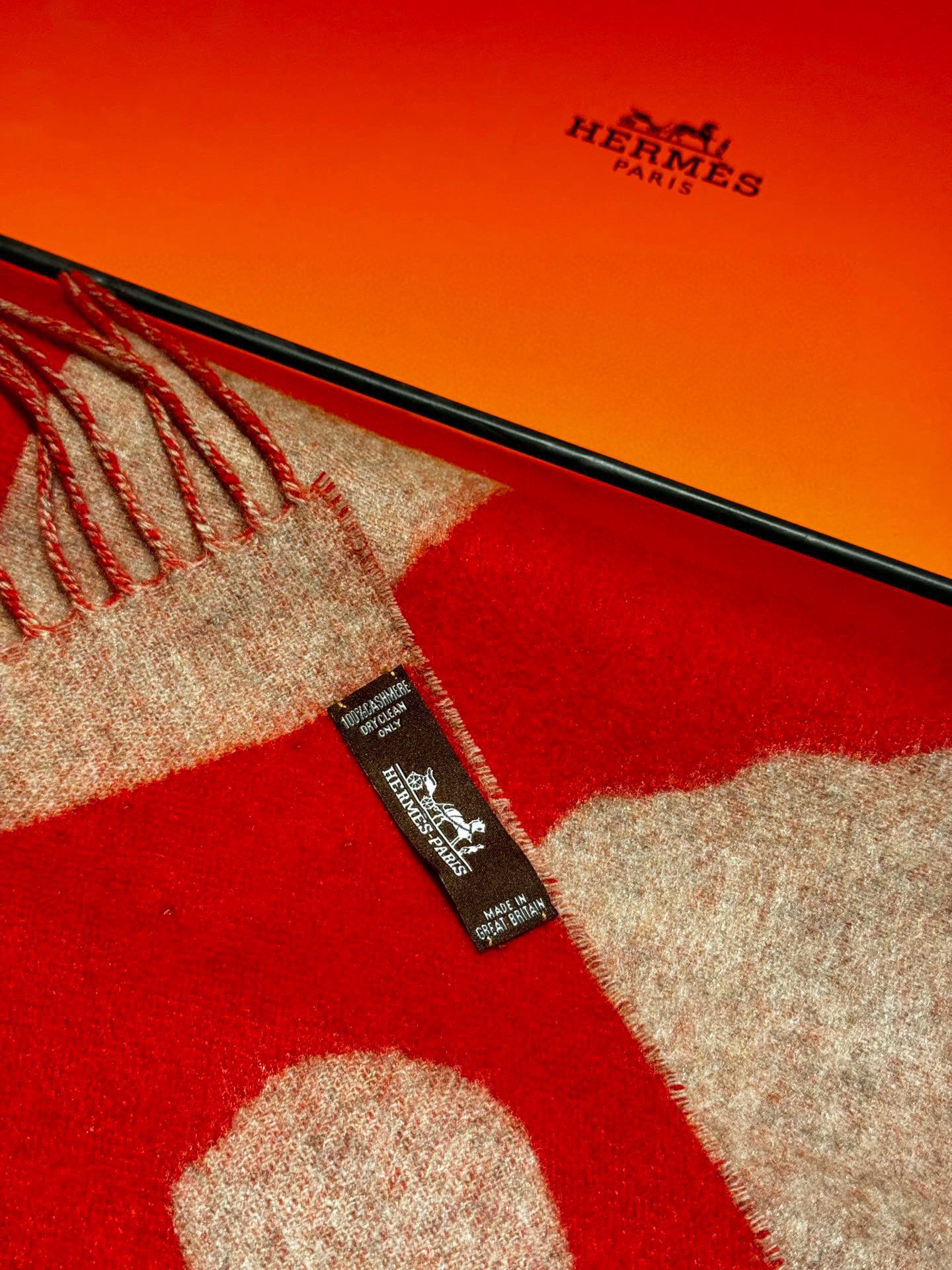   爱马仕新款 这款围巾采用细腻的撞色提花编织，呈现杰夫·麦克菲里奇（Geoff McFetridge）