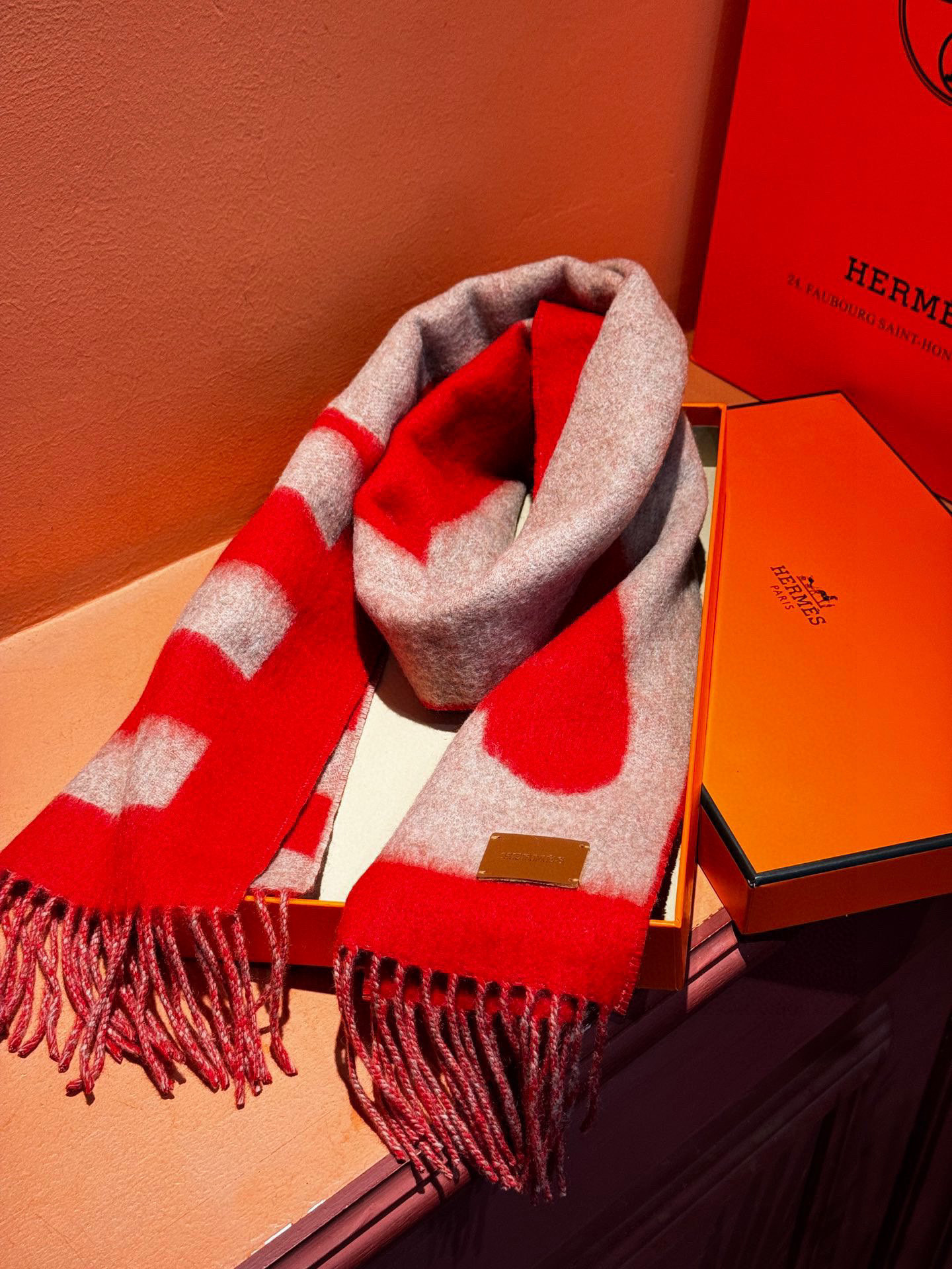   爱马仕新款 这款围巾采用细腻的撞色提花编织，呈现杰夫·麦克菲里奇（Geoff McFetridge）