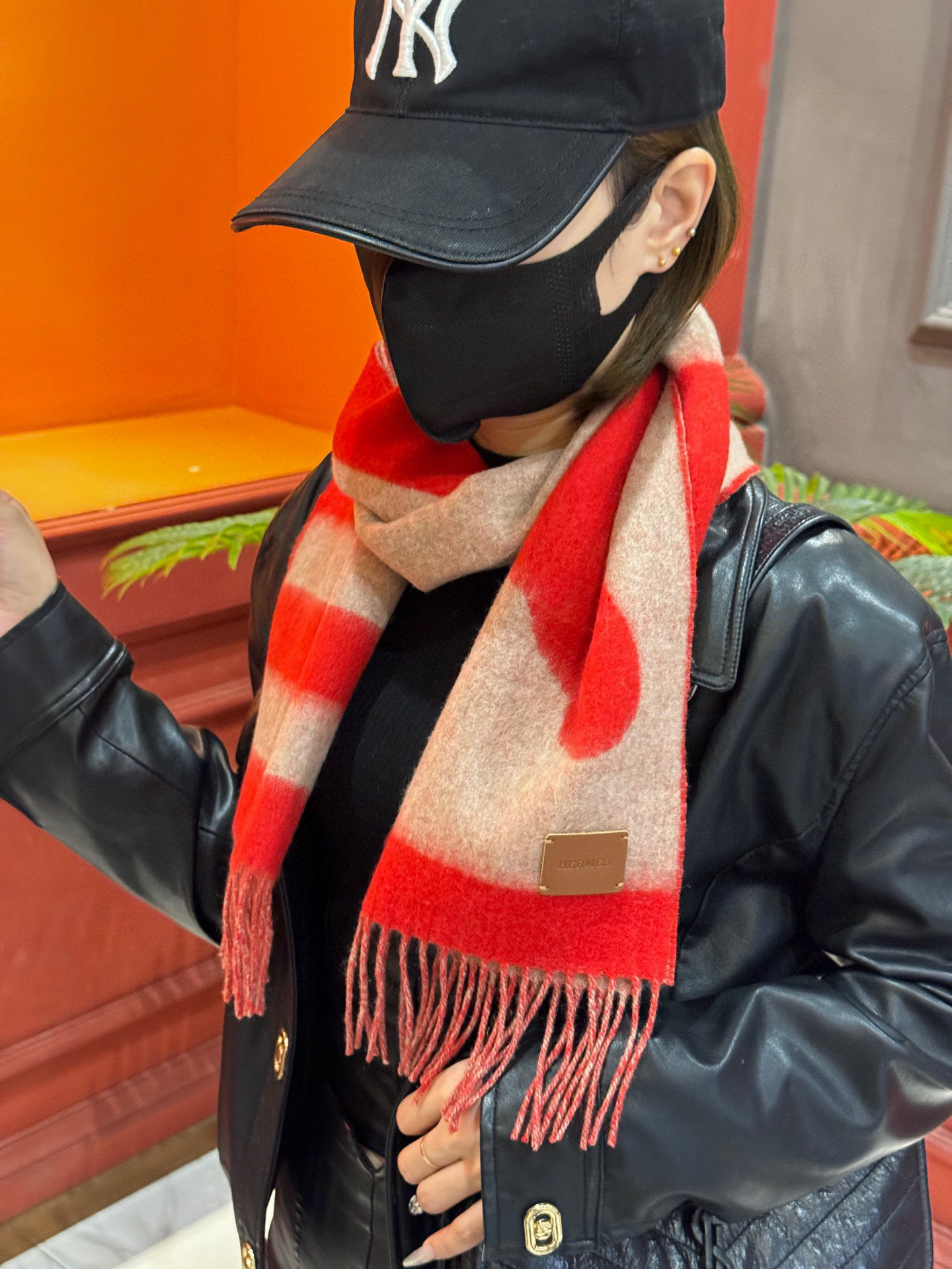   爱马仕新款 这款围巾采用细腻的撞色提花编织，呈现杰夫·麦克菲里奇（Geoff McFetridge）