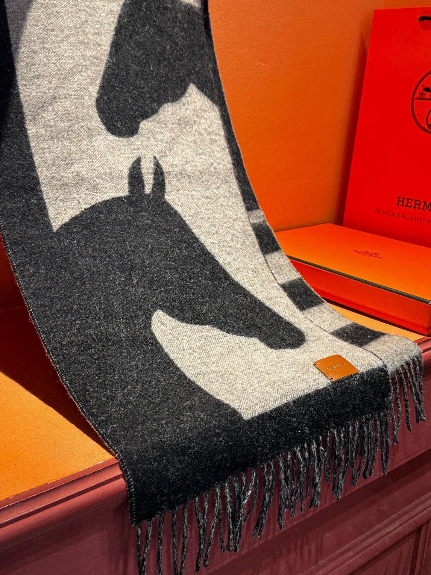   爱马仕新款 这款围巾采用细腻的撞色提花编织，呈现杰夫·麦克菲里奇（Geoff McFetridge）