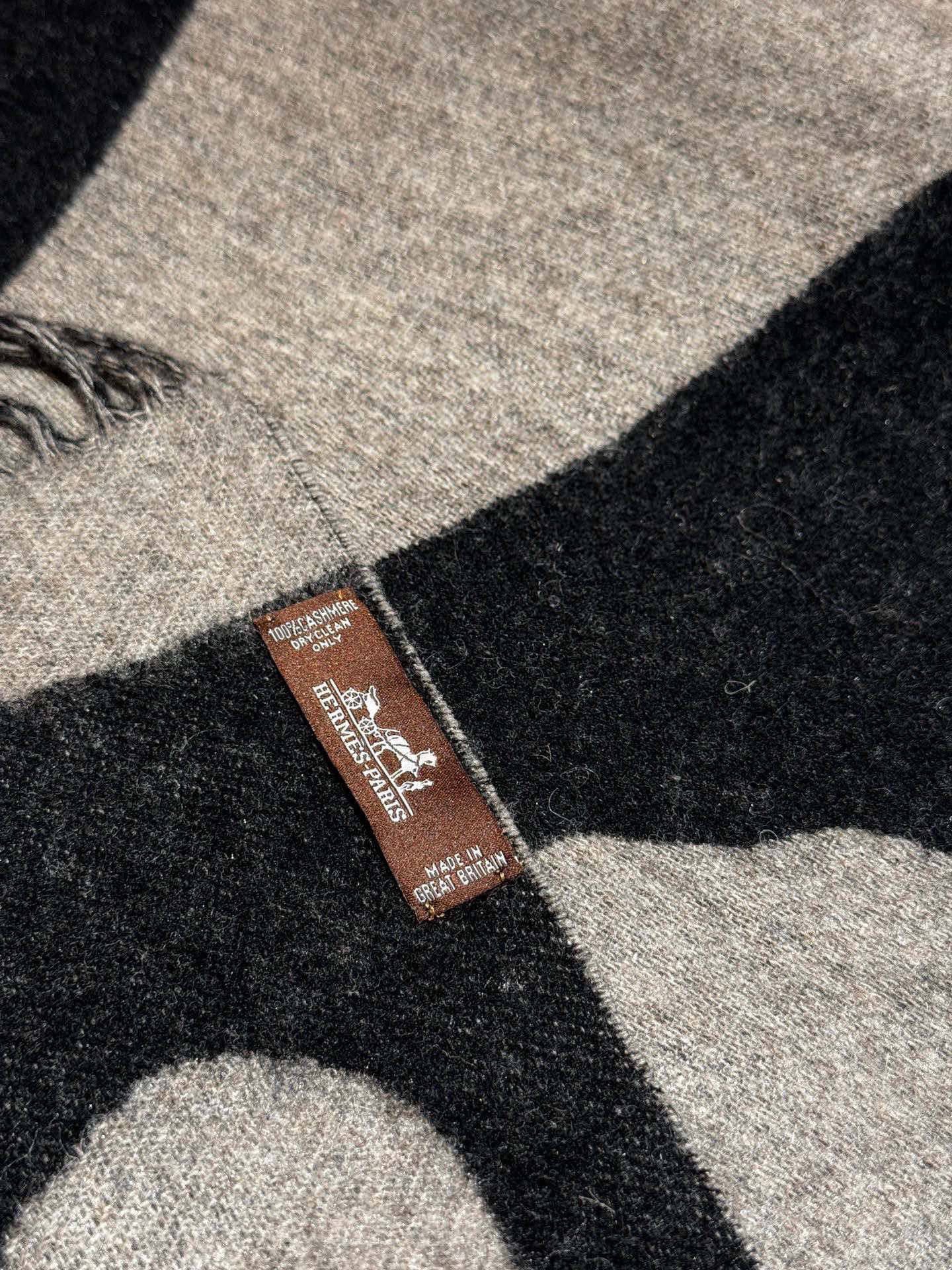   爱马仕新款 这款围巾采用细腻的撞色提花编织，呈现杰夫·麦克菲里奇（Geoff McFetridge）