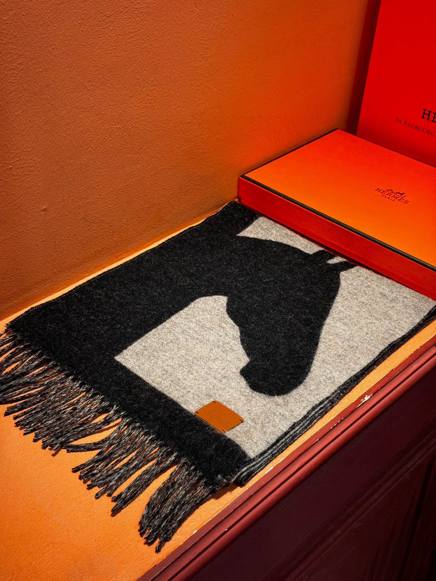   爱马仕新款 这款围巾采用细腻的撞色提花编织，呈现杰夫·麦克菲里奇（Geoff McFetridge）