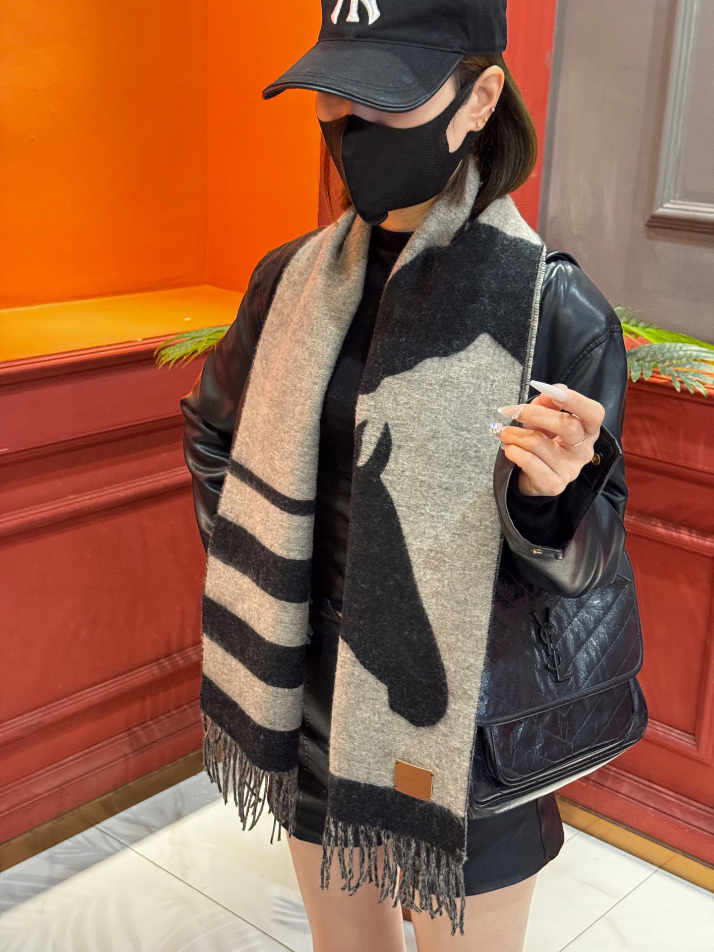   爱马仕新款 这款围巾采用细腻的撞色提花编织，呈现杰夫·麦克菲里奇（Geoff McFetridge）