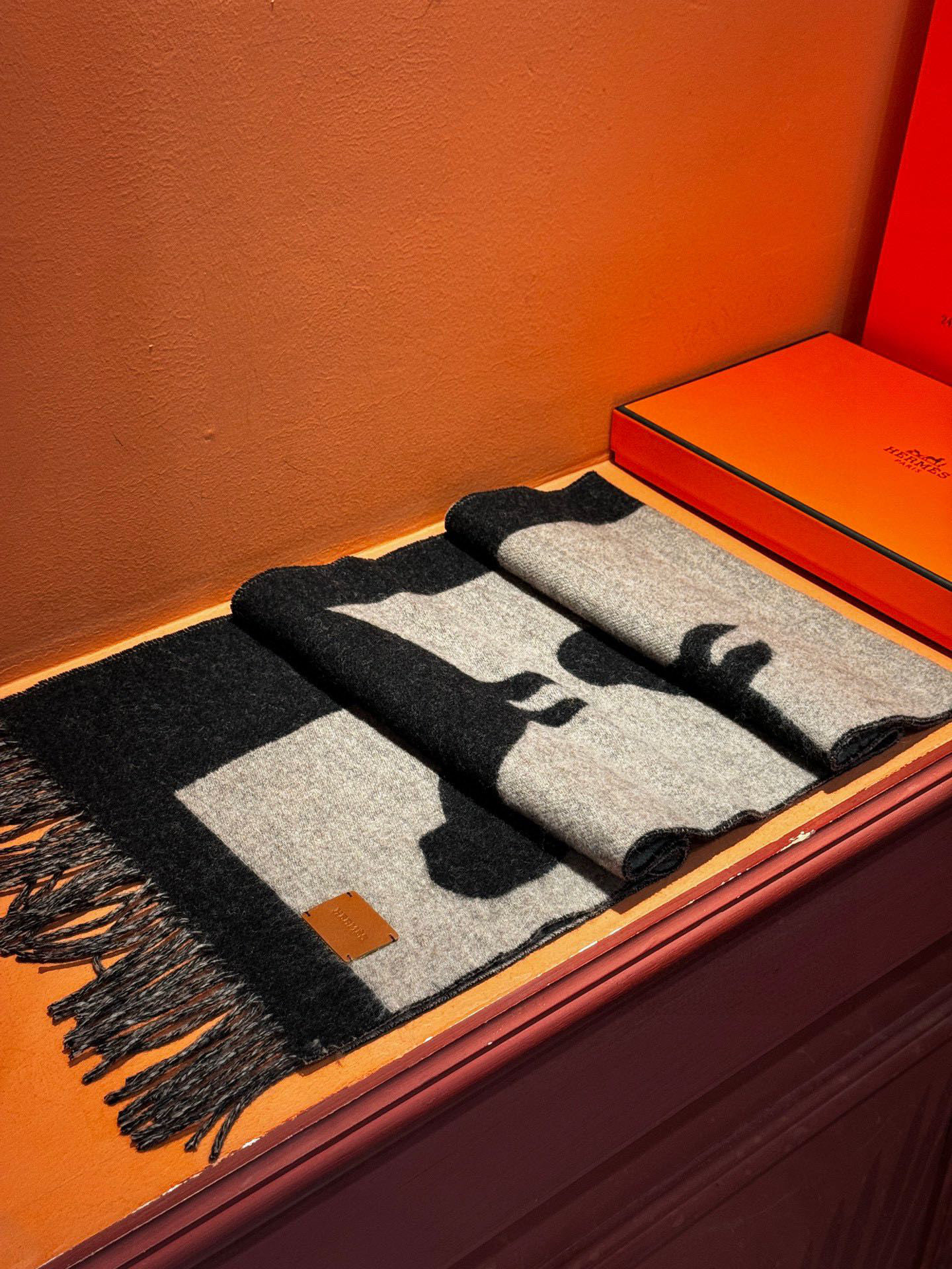   爱马仕新款 这款围巾采用细腻的撞色提花编织，呈现杰夫·麦克菲里奇（Geoff McFetridge）