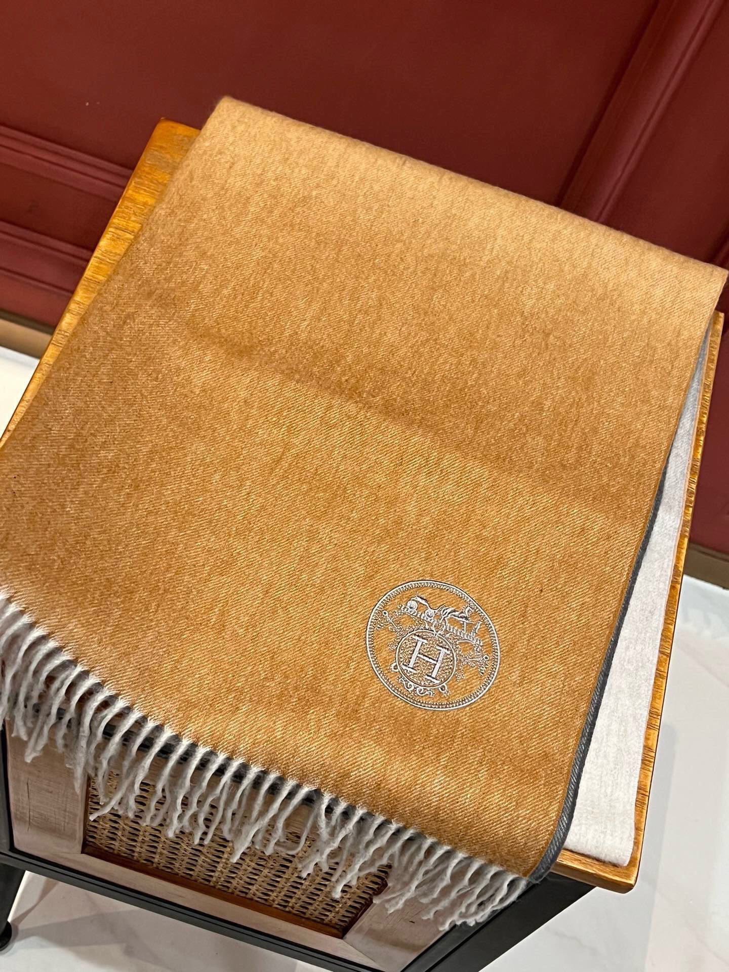  ✨✨太美了😍 爱马仕 美到要尖叫😱专柜最新款🎊英伦欧美范儿「多色渐变」又是一款即时尚又实用的大围巾&长