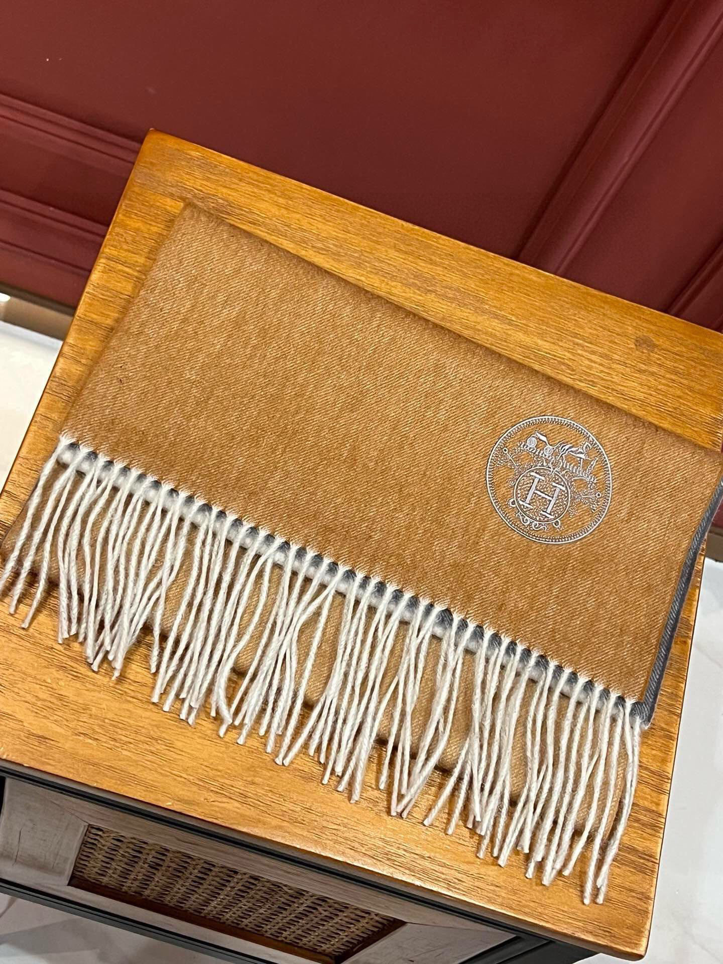  ✨✨太美了😍 爱马仕 美到要尖叫😱专柜最新款🎊英伦欧美范儿「多色渐变」又是一款即时尚又实用的大围巾&长