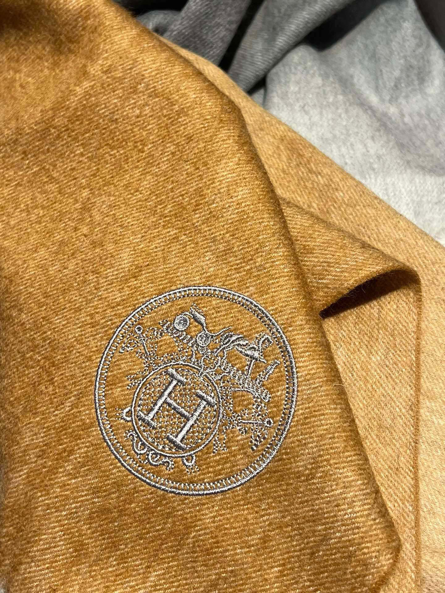  ✨✨太美了😍 爱马仕 美到要尖叫😱专柜最新款🎊英伦欧美范儿「多色渐变」又是一款即时尚又实用的大围巾&长