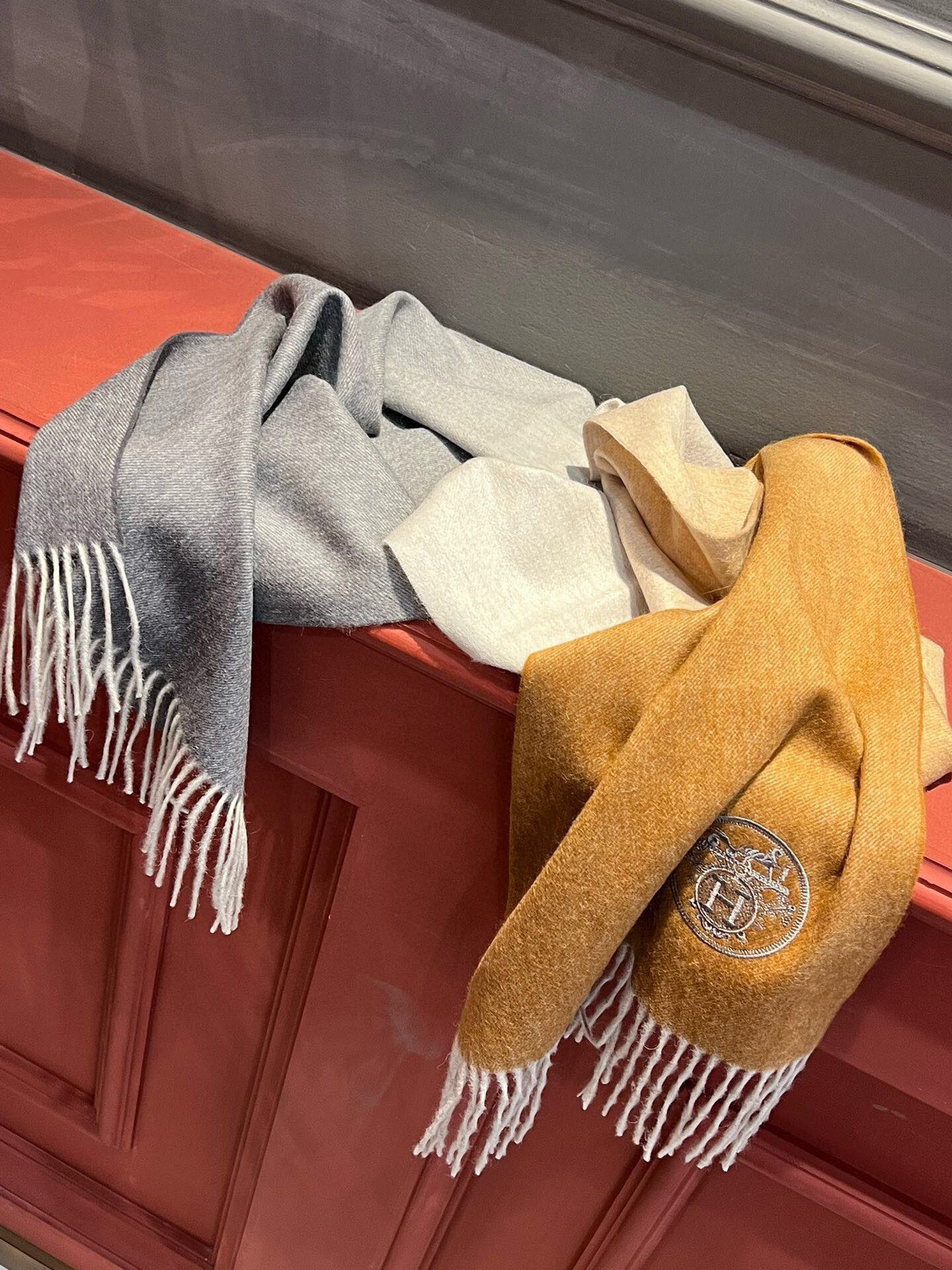  ✨✨太美了😍 爱马仕 美到要尖叫😱专柜最新款🎊英伦欧美范儿「多色渐变」又是一款即时尚又实用的大围巾&长