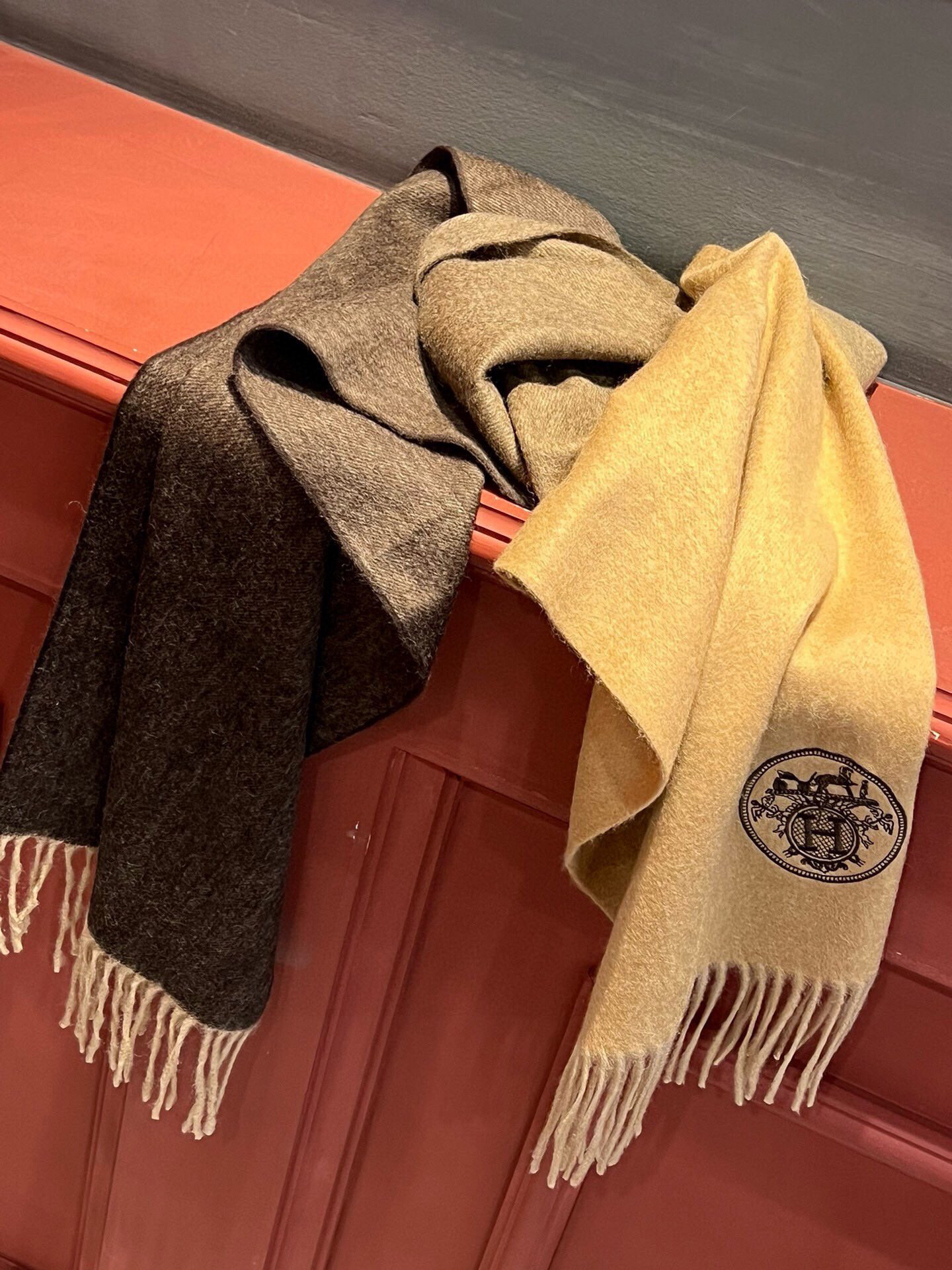  ✨✨太美了😍 爱马仕 美到要尖叫😱专柜最新款🎊英伦欧美范儿「多色渐变」又是一款即时尚又实用的大围巾&长