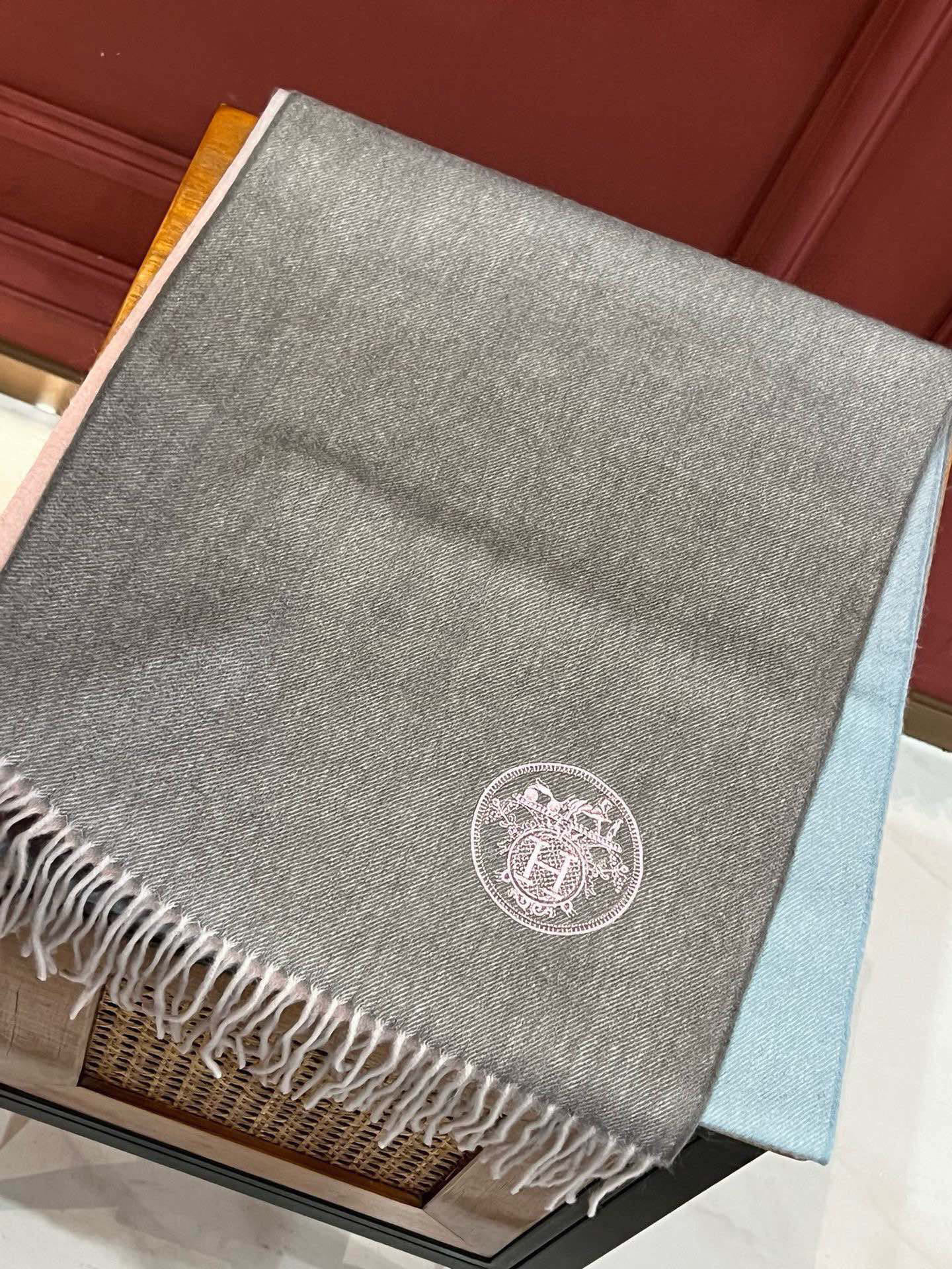  ✨✨太美了😍 爱马仕 美到要尖叫😱专柜最新款🎊英伦欧美范儿「多色渐变」又是一款即时尚又实用的大围巾&长