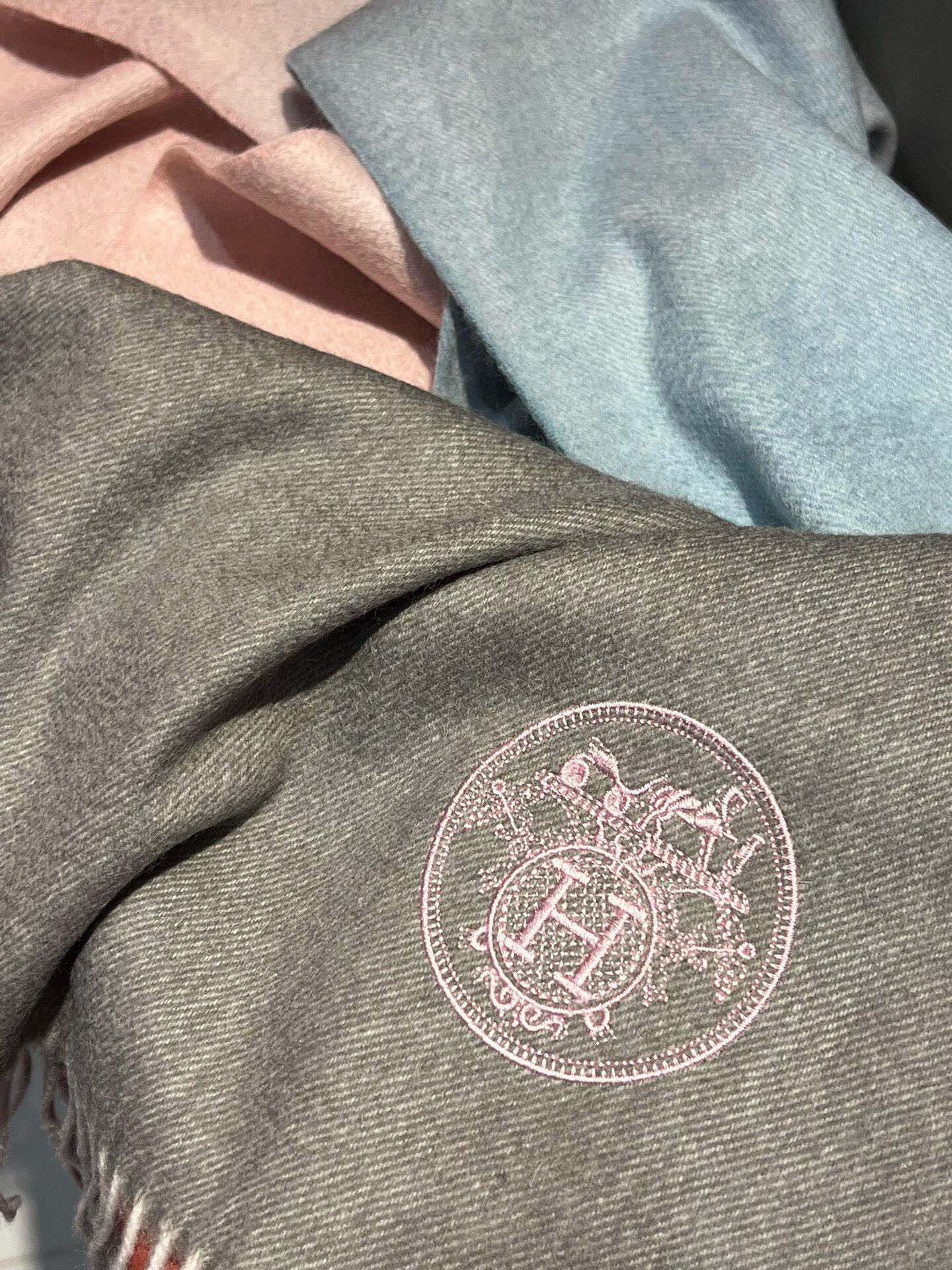  ✨✨太美了😍 爱马仕 美到要尖叫😱专柜最新款🎊英伦欧美范儿「多色渐变」又是一款即时尚又实用的大围巾&长