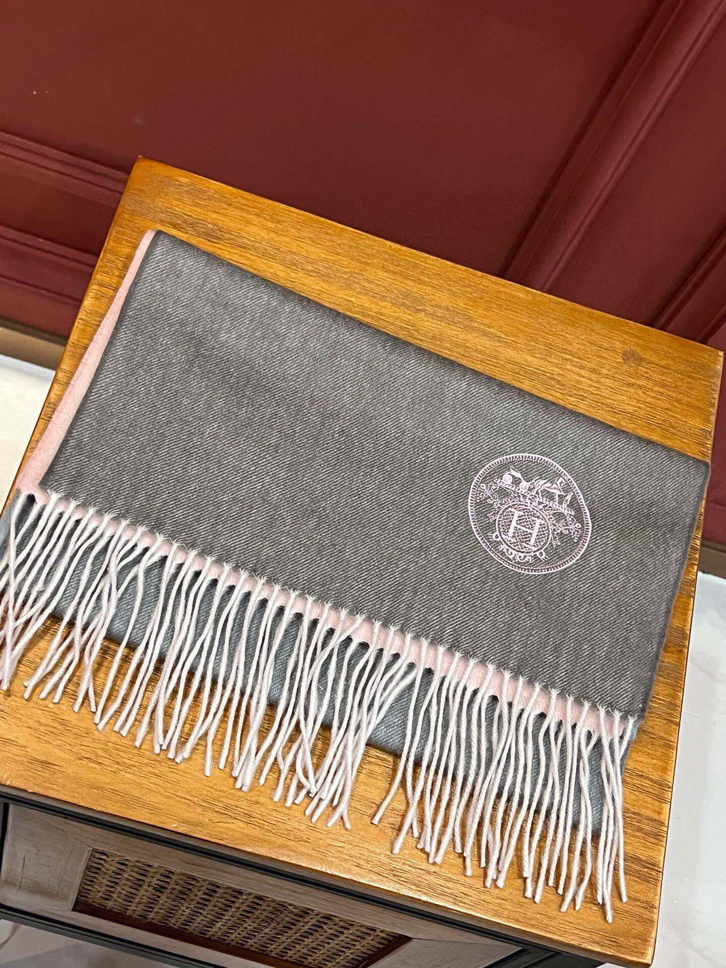  ✨✨太美了😍 爱马仕 美到要尖叫😱专柜最新款🎊英伦欧美范儿「多色渐变」又是一款即时尚又实用的大围巾&长