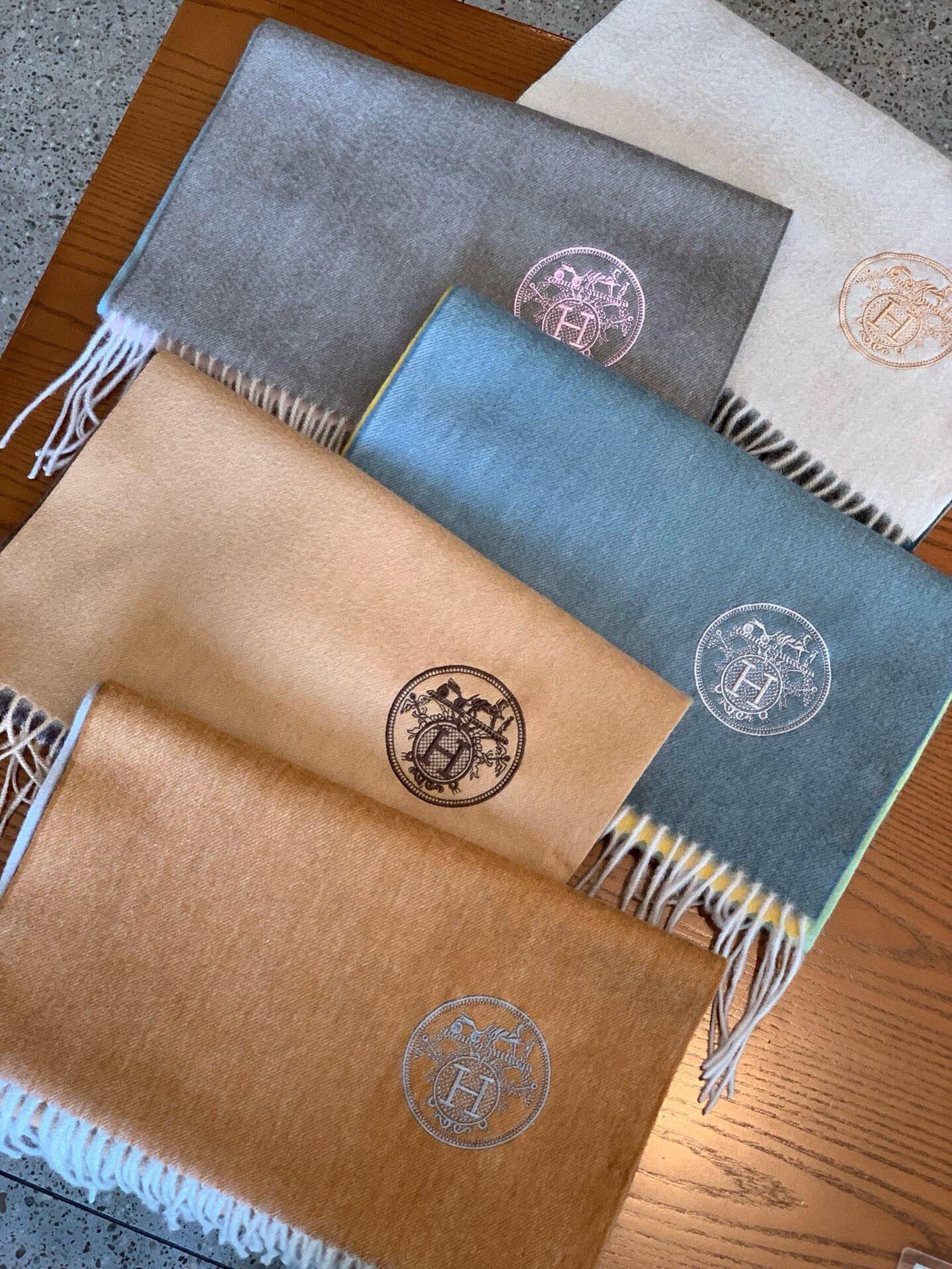  ✨✨太美了😍 爱马仕 美到要尖叫😱专柜最新款🎊英伦欧美范儿「多色渐变」又是一款即时尚又实用的大围巾&长