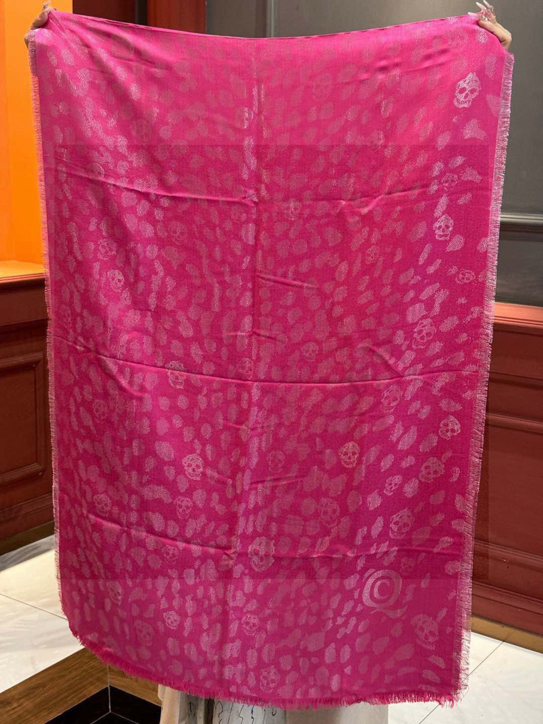  超美的银色鬼头~防冷气又时髦的单品💋麦昆 新品.永远都不会嫌多的款~❣️MCQ麦昆永恒经典的骷髅头‼️