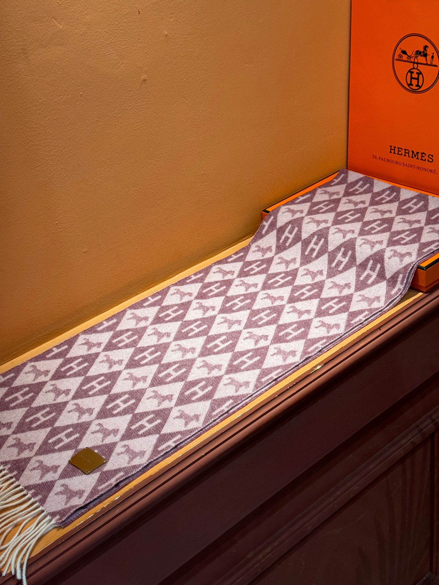   爱马仕👍巴黎时装展商务男士女士羊绒围巾。代工厂臻选上乘的超细羊绒纤维 进行纯手工精梳处理 耗时耗力 