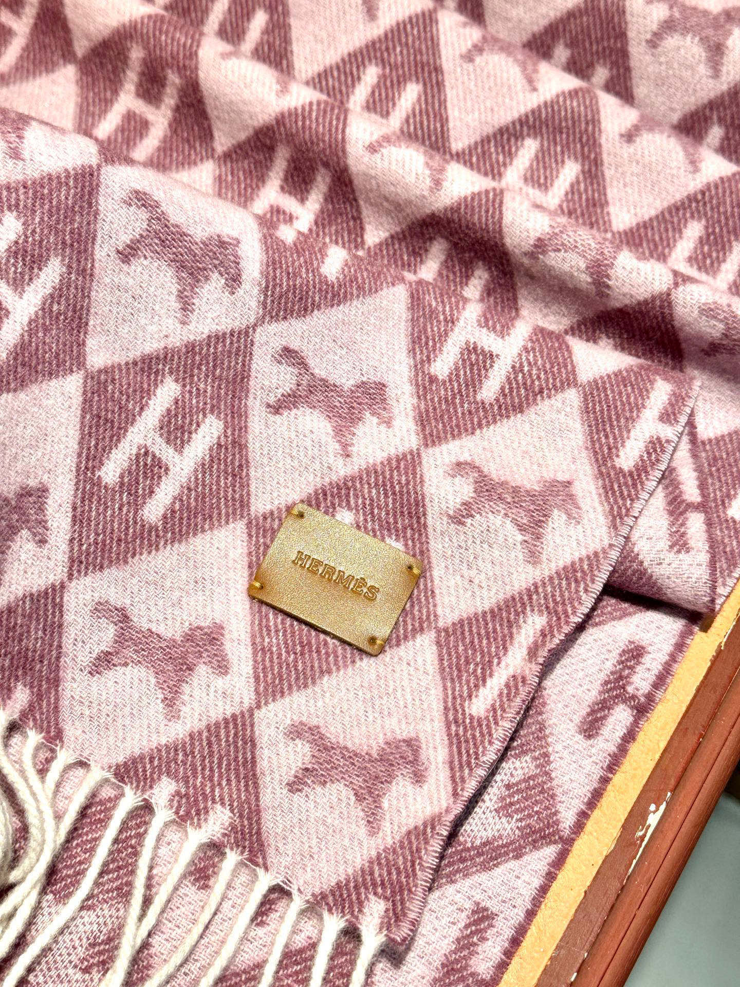   爱马仕👍巴黎时装展商务男士女士羊绒围巾。代工厂臻选上乘的超细羊绒纤维 进行纯手工精梳处理 耗时耗力 