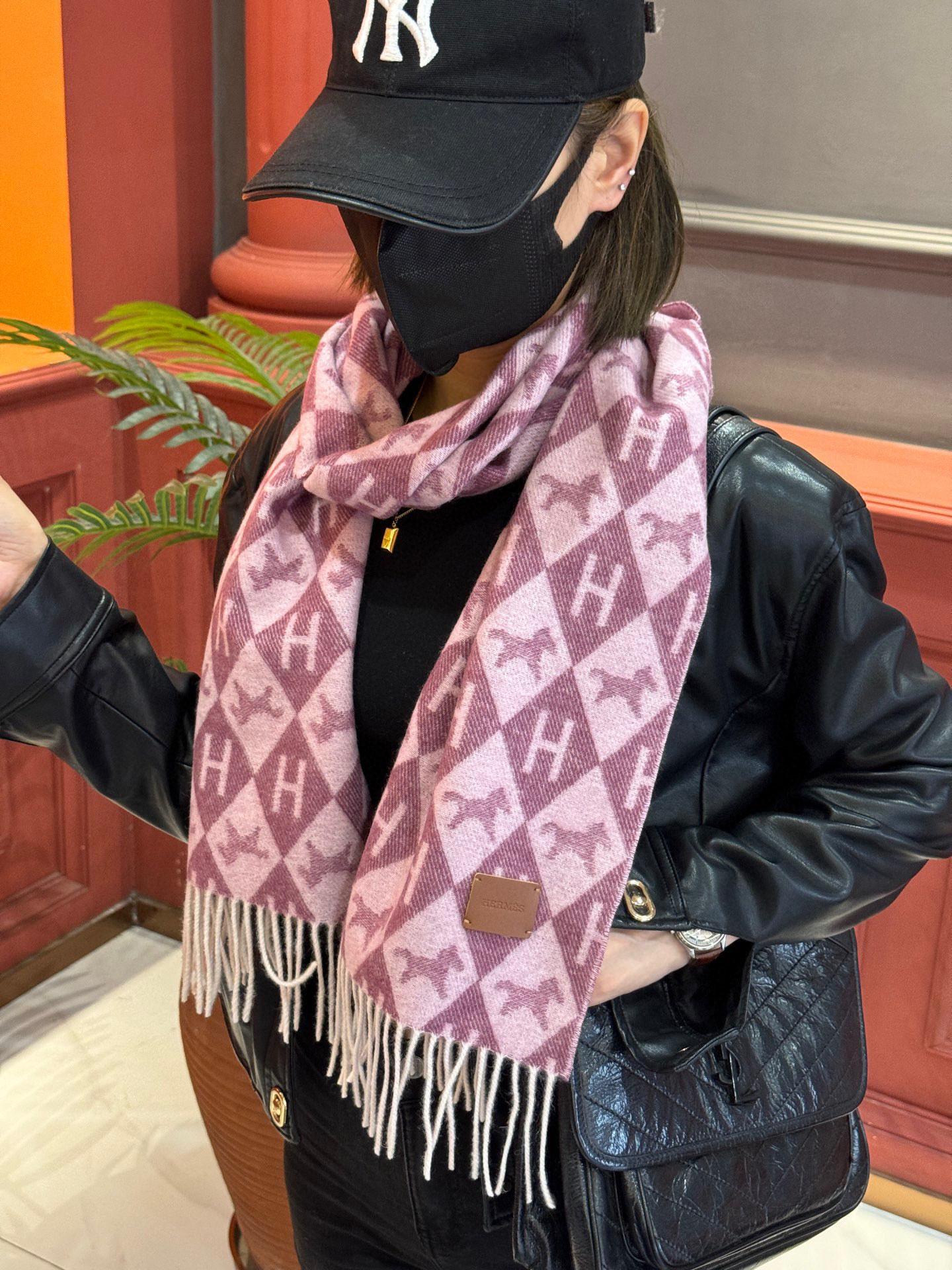   爱马仕👍巴黎时装展商务男士女士羊绒围巾。代工厂臻选上乘的超细羊绒纤维 进行纯手工精梳处理 耗时耗力 