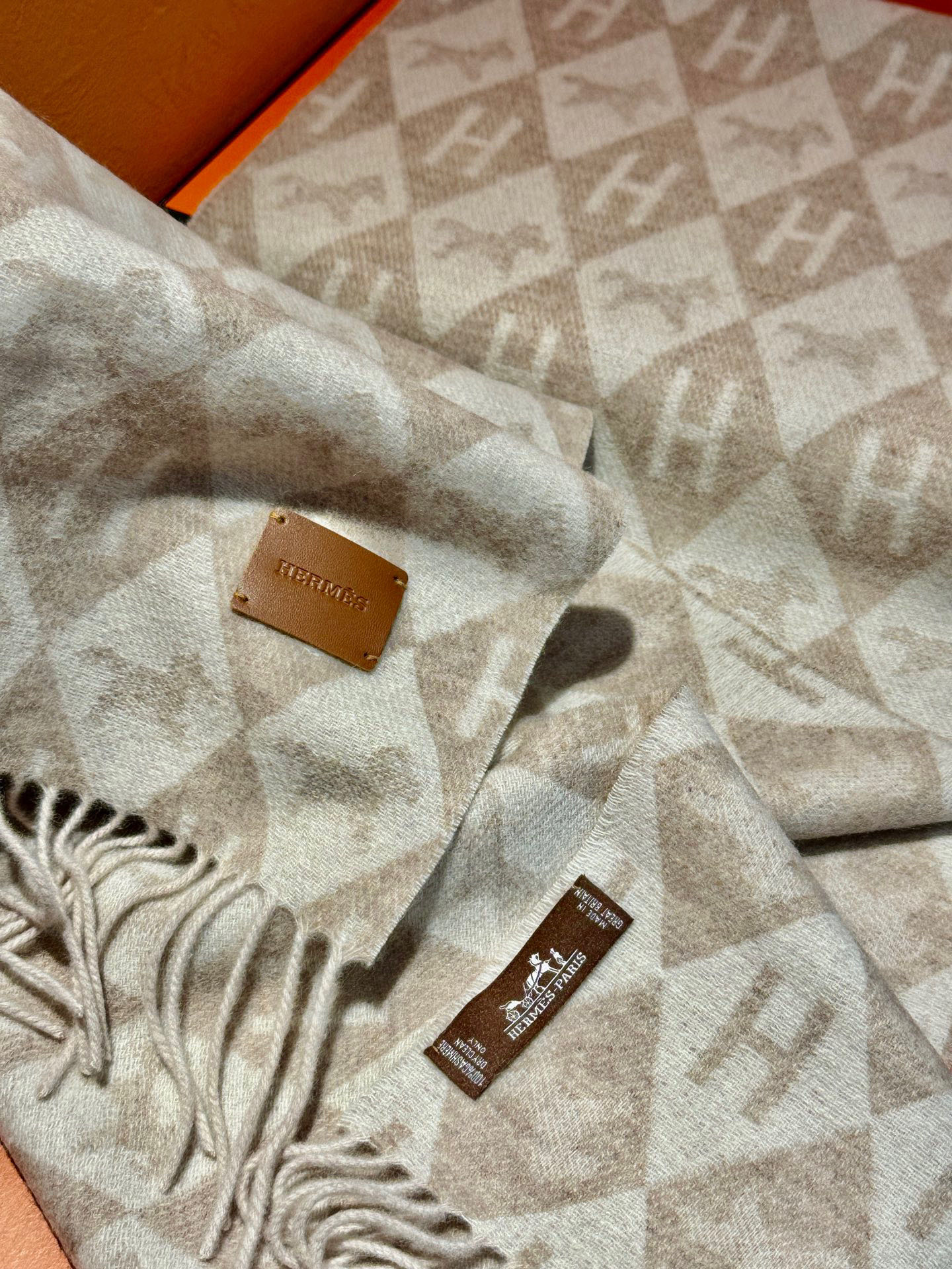   爱马仕👍巴黎时装展商务男士女士羊绒围巾。代工厂臻选上乘的超细羊绒纤维 进行纯手工精梳处理 耗时耗力 