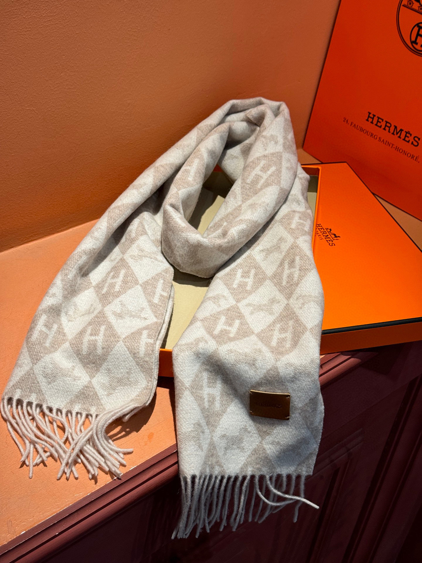  爱马仕👍巴黎时装展商务男士女士羊绒围巾。代工厂臻选上乘的超细羊绒纤维 进行纯手工精梳处理 耗时耗力 