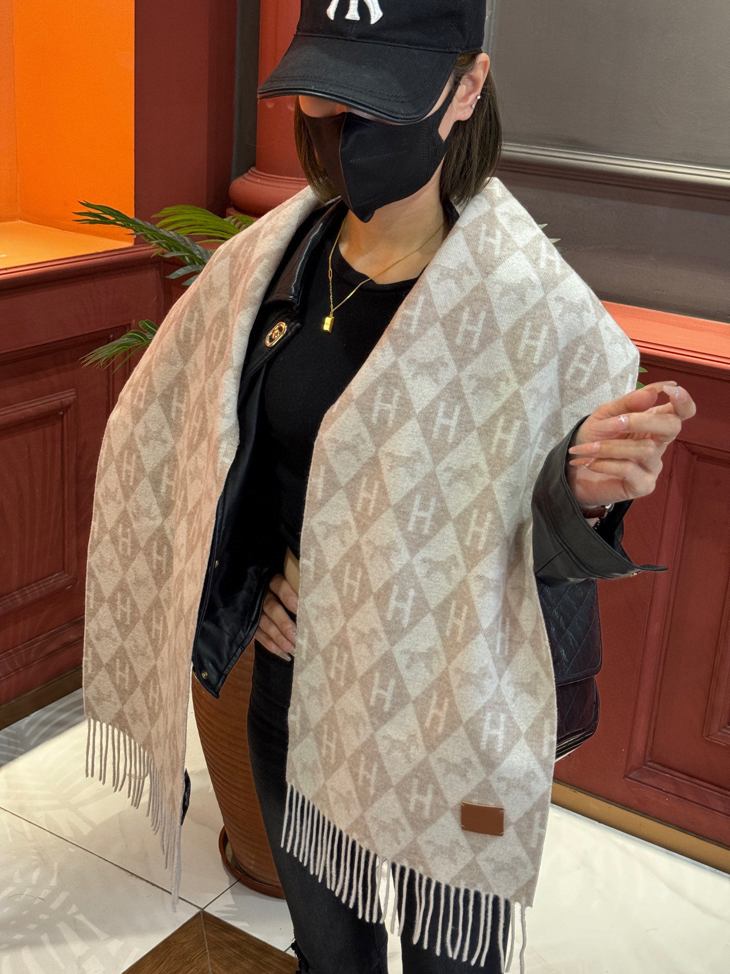   爱马仕👍巴黎时装展商务男士女士羊绒围巾。代工厂臻选上乘的超细羊绒纤维 进行纯手工精梳处理 耗时耗力 