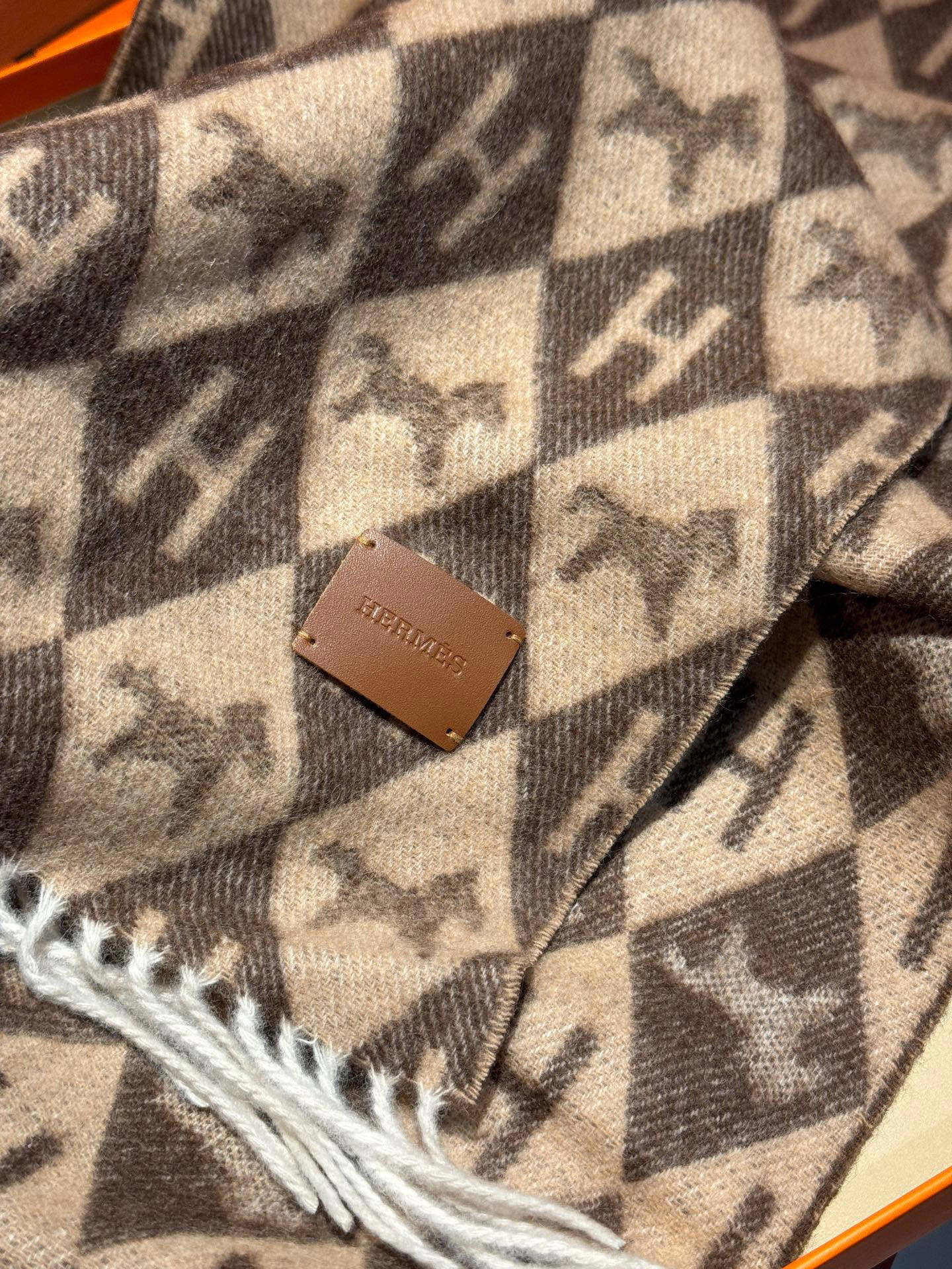   爱马仕👍巴黎时装展商务男士女士羊绒围巾。代工厂臻选上乘的超细羊绒纤维 进行纯手工精梳处理 耗时耗力 