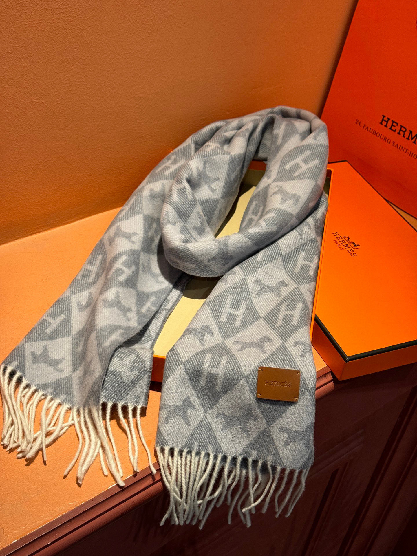   爱马仕👍巴黎时装展商务男士女士羊绒围巾。代工厂臻选上乘的超细羊绒纤维 进行纯手工精梳处理 耗时耗力 