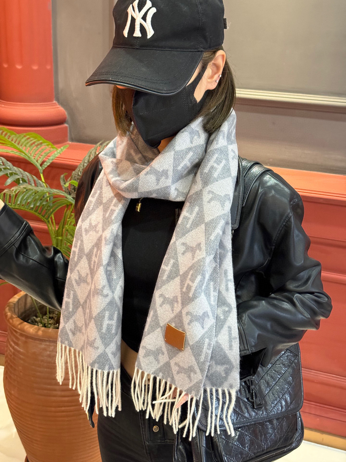   爱马仕👍巴黎时装展商务男士女士羊绒围巾。代工厂臻选上乘的超细羊绒纤维 进行纯手工精梳处理 耗时耗力 