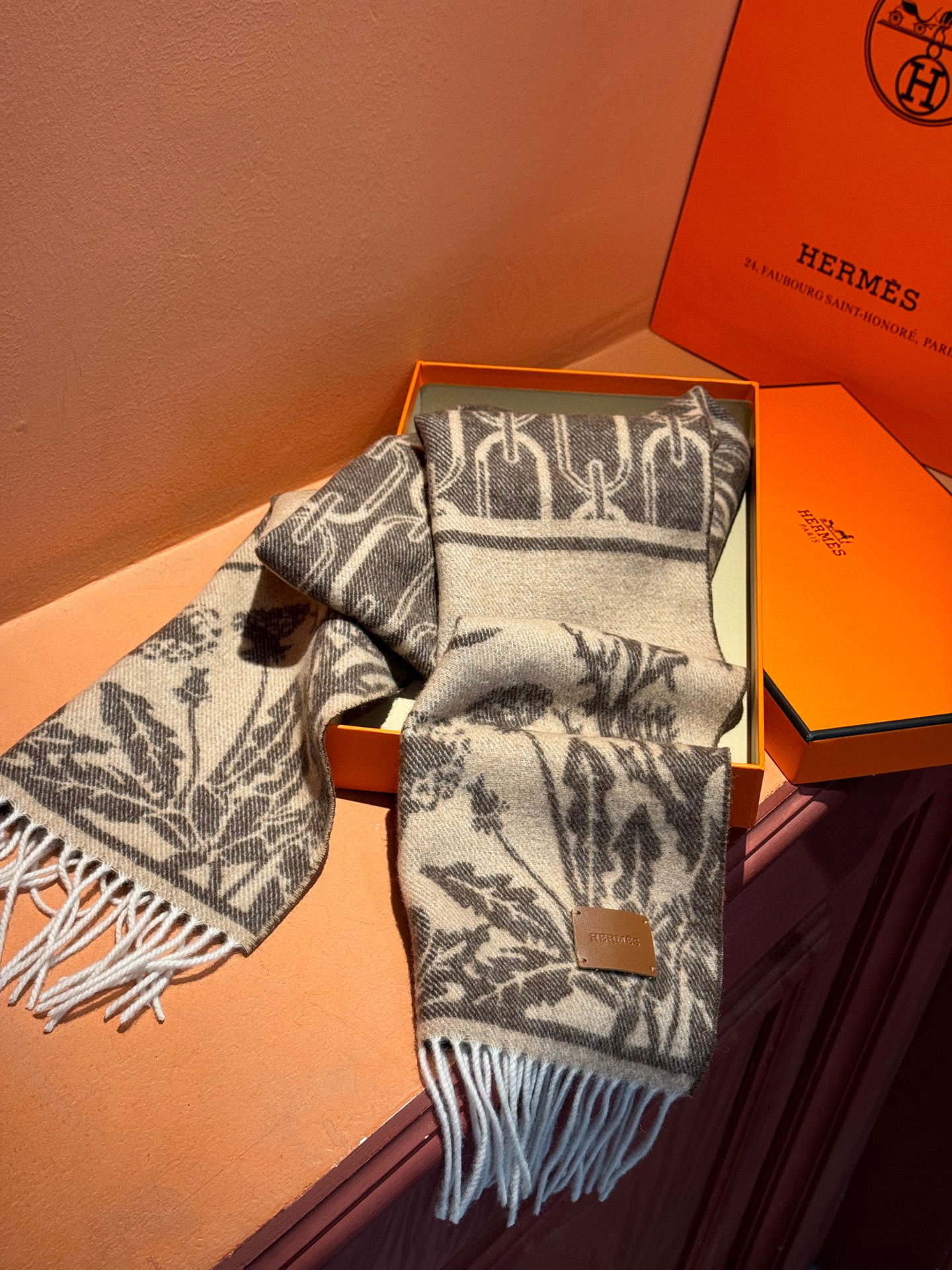   爱马仕👍巴黎时装展商务男士女士羊绒围巾。代工厂臻选上乘的超细羊绒纤维 进行纯手工精梳处理 耗时耗力 