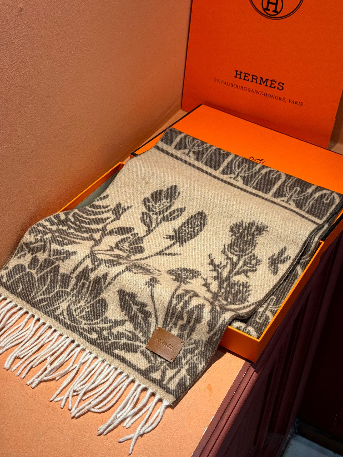   爱马仕👍巴黎时装展商务男士女士羊绒围巾。代工厂臻选上乘的超细羊绒纤维 进行纯手工精梳处理 耗时耗力 