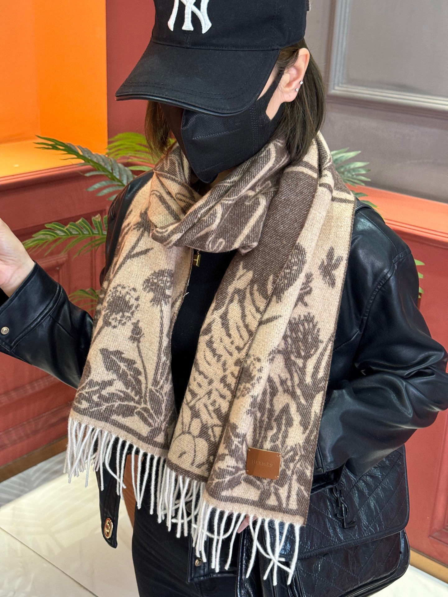   爱马仕👍巴黎时装展商务男士女士羊绒围巾。代工厂臻选上乘的超细羊绒纤维 进行纯手工精梳处理 耗时耗力 