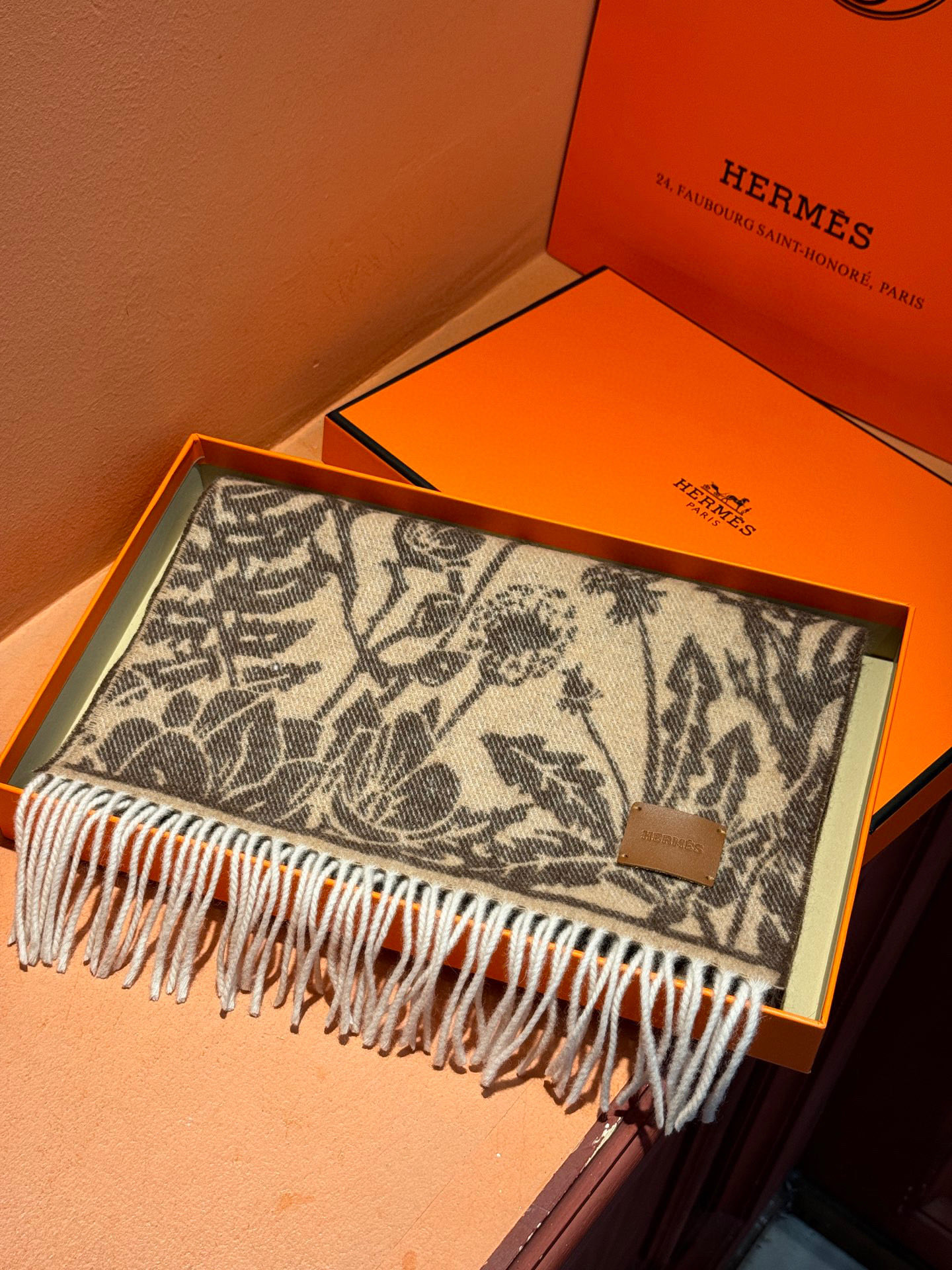   爱马仕👍巴黎时装展商务男士女士羊绒围巾。代工厂臻选上乘的超细羊绒纤维 进行纯手工精梳处理 耗时耗力 