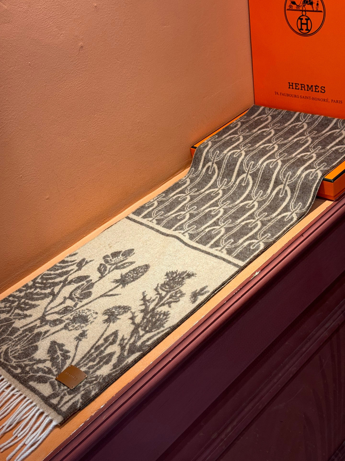   爱马仕👍巴黎时装展商务男士女士羊绒围巾。代工厂臻选上乘的超细羊绒纤维 进行纯手工精梳处理 耗时耗力 