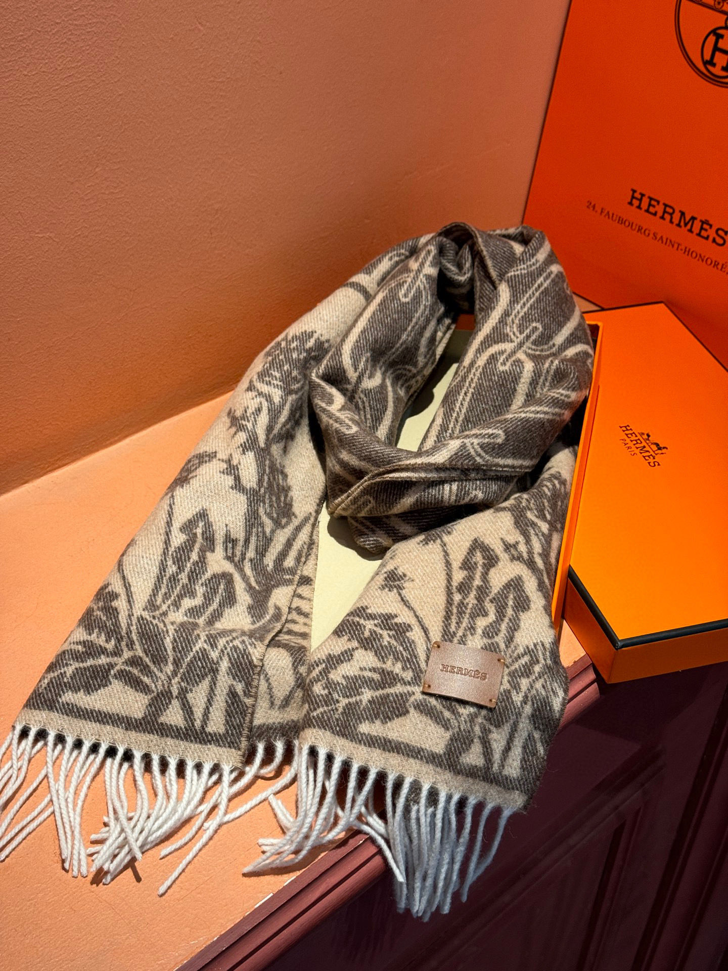   爱马仕👍巴黎时装展商务男士女士羊绒围巾。代工厂臻选上乘的超细羊绒纤维 进行纯手工精梳处理 耗时耗力 