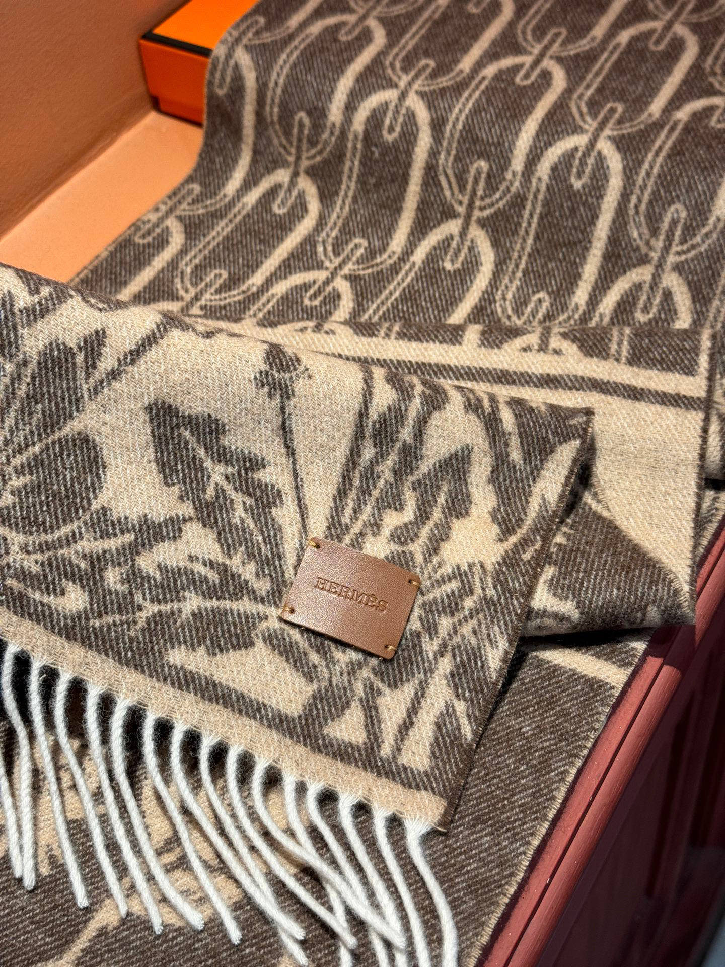   爱马仕👍巴黎时装展商务男士女士羊绒围巾。代工厂臻选上乘的超细羊绒纤维 进行纯手工精梳处理 耗时耗力 