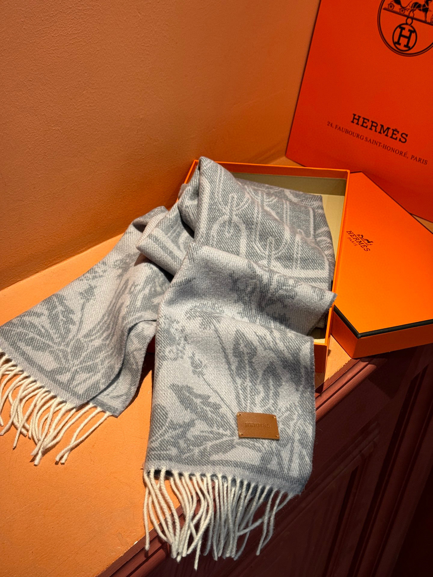   爱马仕👍巴黎时装展商务男士女士羊绒围巾。代工厂臻选上乘的超细羊绒纤维 进行纯手工精梳处理 耗时耗力 