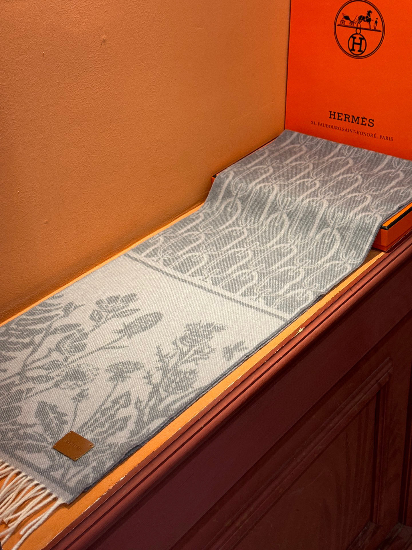   爱马仕👍巴黎时装展商务男士女士羊绒围巾。代工厂臻选上乘的超细羊绒纤维 进行纯手工精梳处理 耗时耗力 