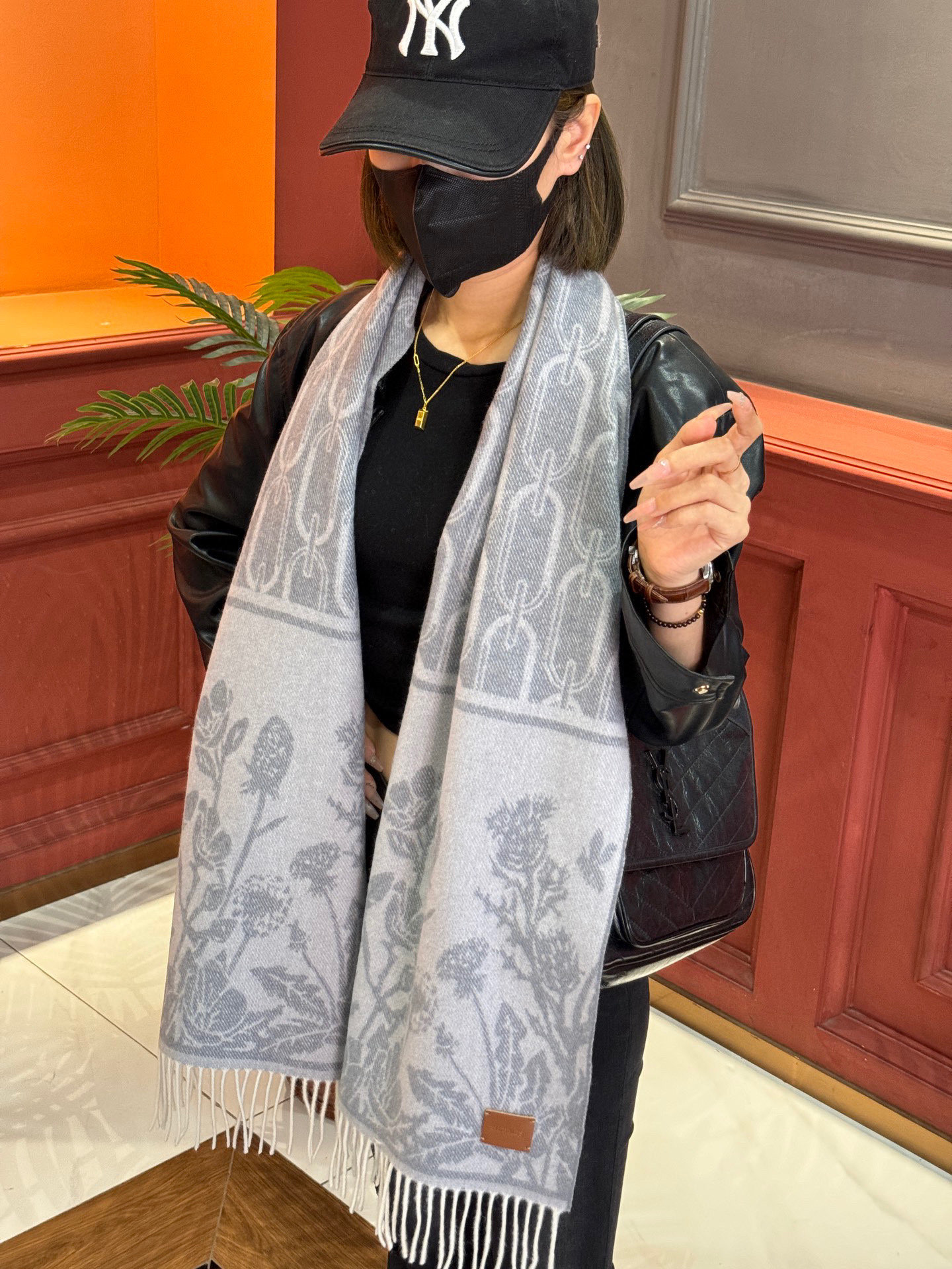   爱马仕👍巴黎时装展商务男士女士羊绒围巾。代工厂臻选上乘的超细羊绒纤维 进行纯手工精梳处理 耗时耗力 