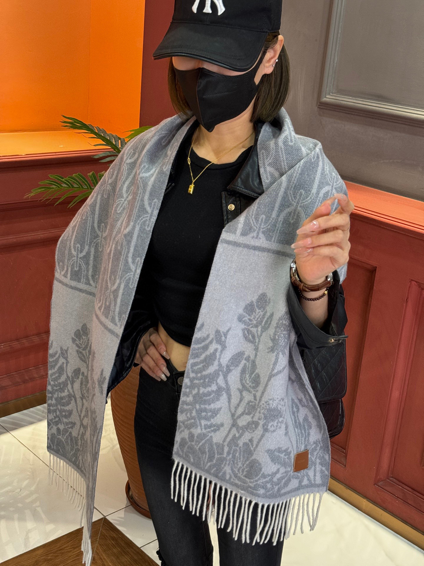   爱马仕👍巴黎时装展商务男士女士羊绒围巾。代工厂臻选上乘的超细羊绒纤维 进行纯手工精梳处理 耗时耗力 