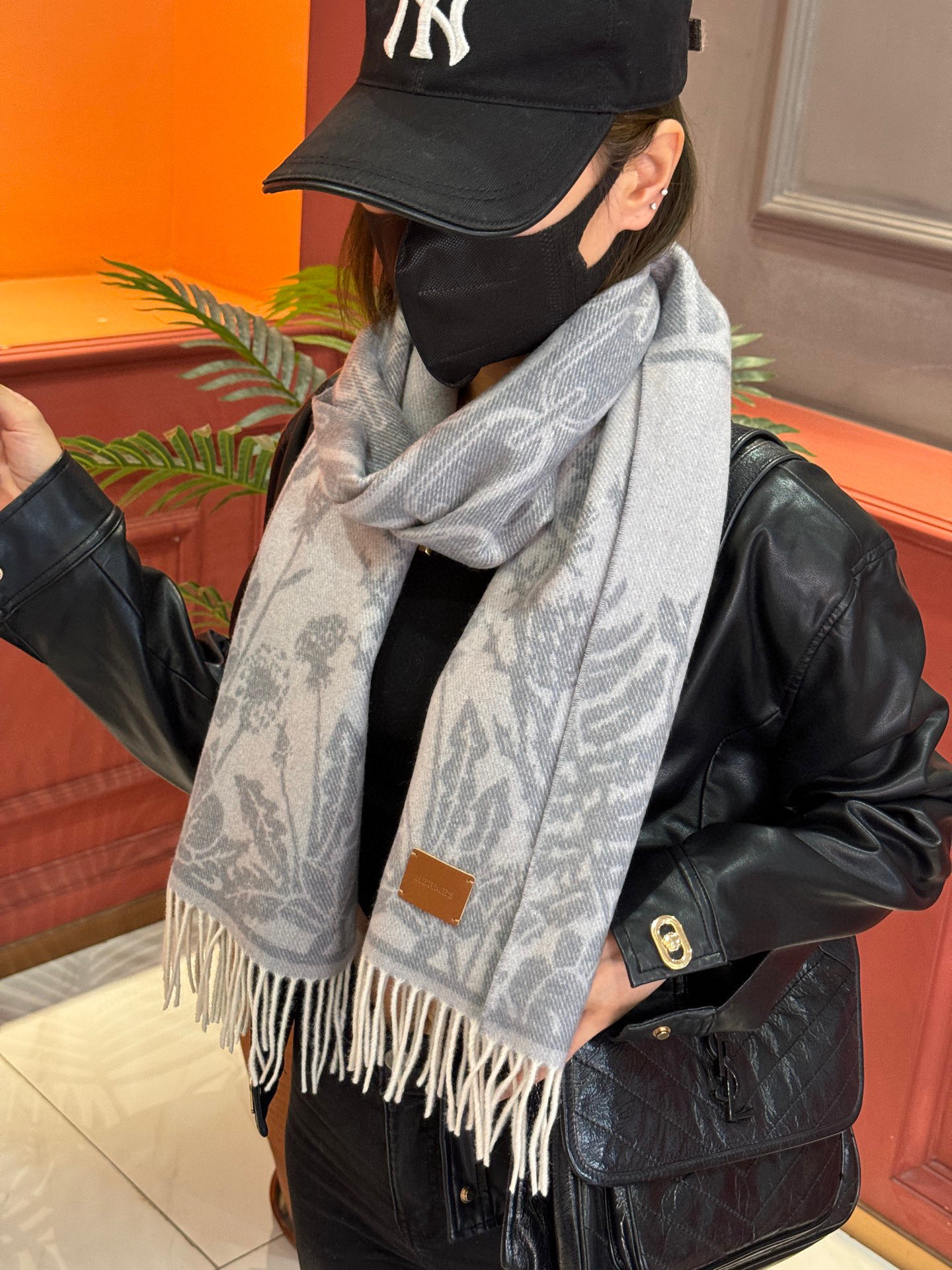   爱马仕👍巴黎时装展商务男士女士羊绒围巾。代工厂臻选上乘的超细羊绒纤维 进行纯手工精梳处理 耗时耗力 