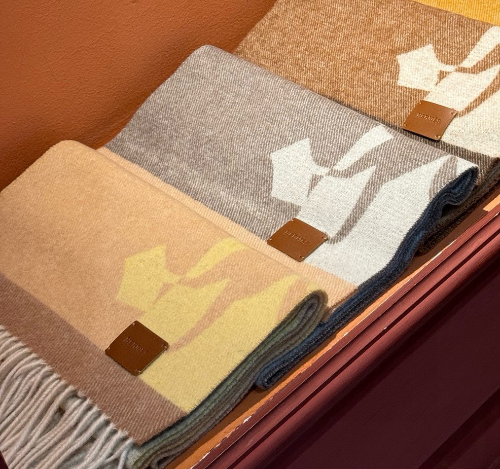   爱马仕👍巴黎时装展商务男士女士羊绒围巾。代工厂臻选上乘的超细羊绒纤维 进行纯手工精梳处理 耗时耗力 