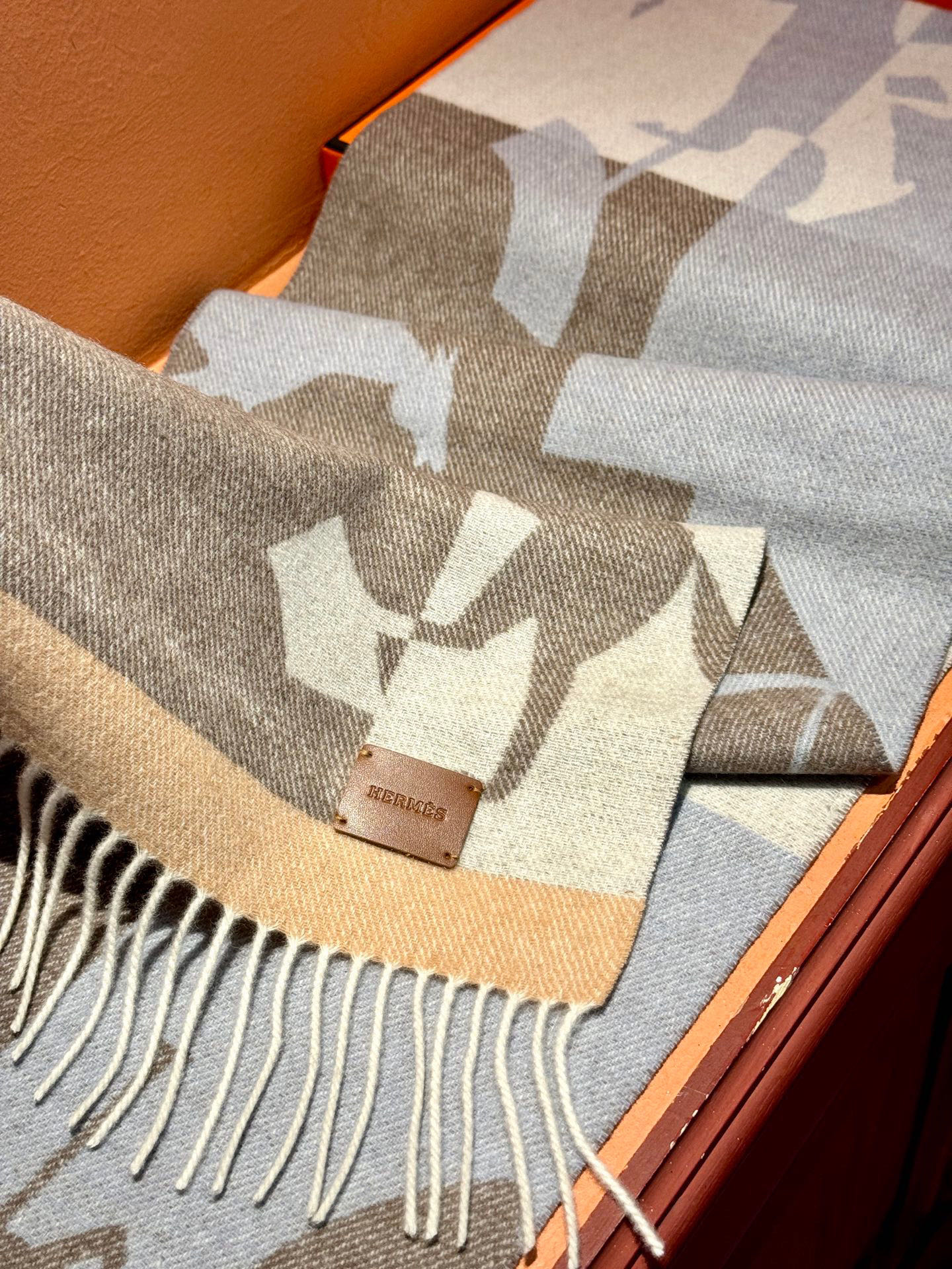   爱马仕👍巴黎时装展商务男士女士羊绒围巾。代工厂臻选上乘的超细羊绒纤维 进行纯手工精梳处理 耗时耗力 