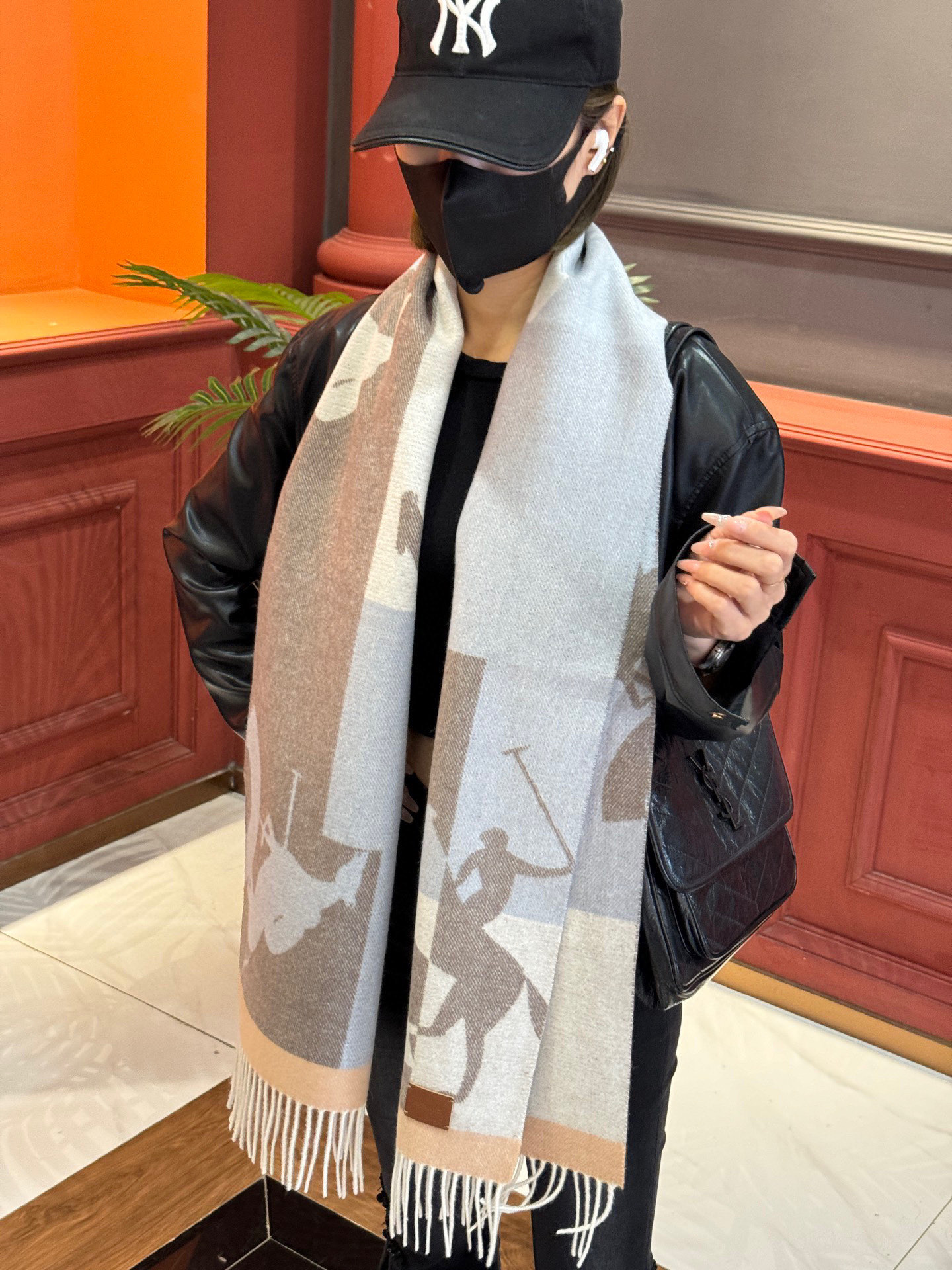   爱马仕👍巴黎时装展商务男士女士羊绒围巾。代工厂臻选上乘的超细羊绒纤维 进行纯手工精梳处理 耗时耗力 