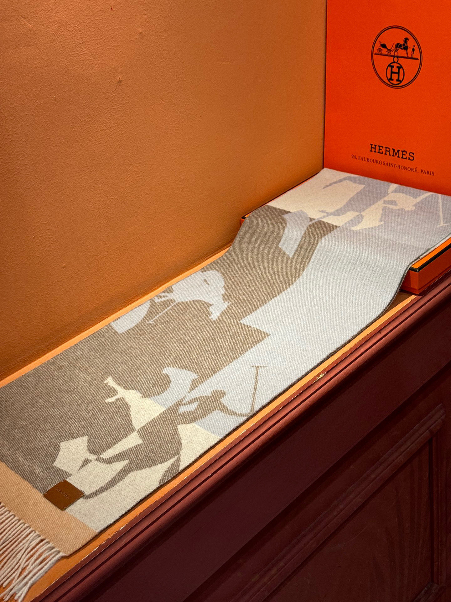   爱马仕👍巴黎时装展商务男士女士羊绒围巾。代工厂臻选上乘的超细羊绒纤维 进行纯手工精梳处理 耗时耗力 