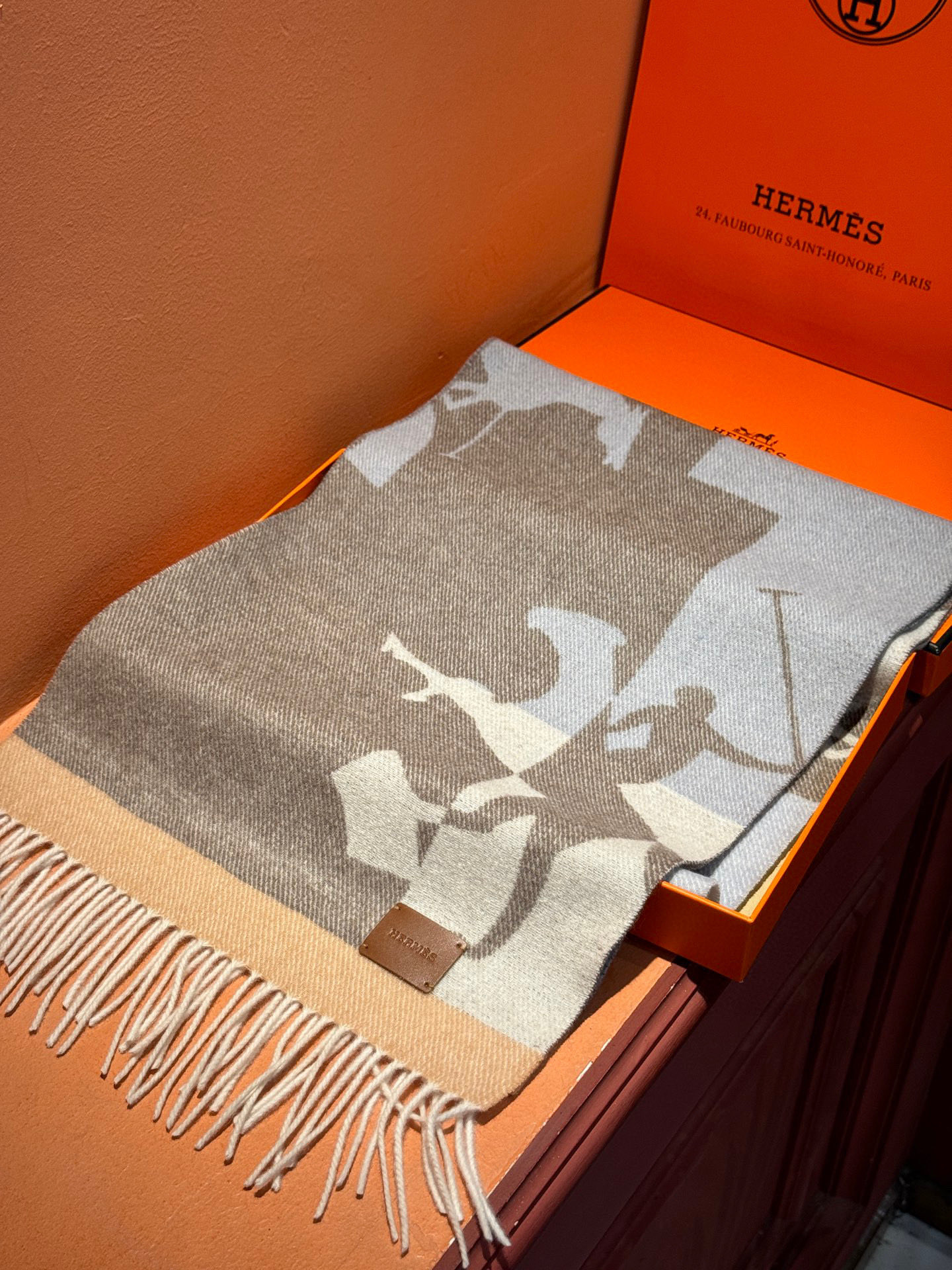   爱马仕👍巴黎时装展商务男士女士羊绒围巾。代工厂臻选上乘的超细羊绒纤维 进行纯手工精梳处理 耗时耗力 