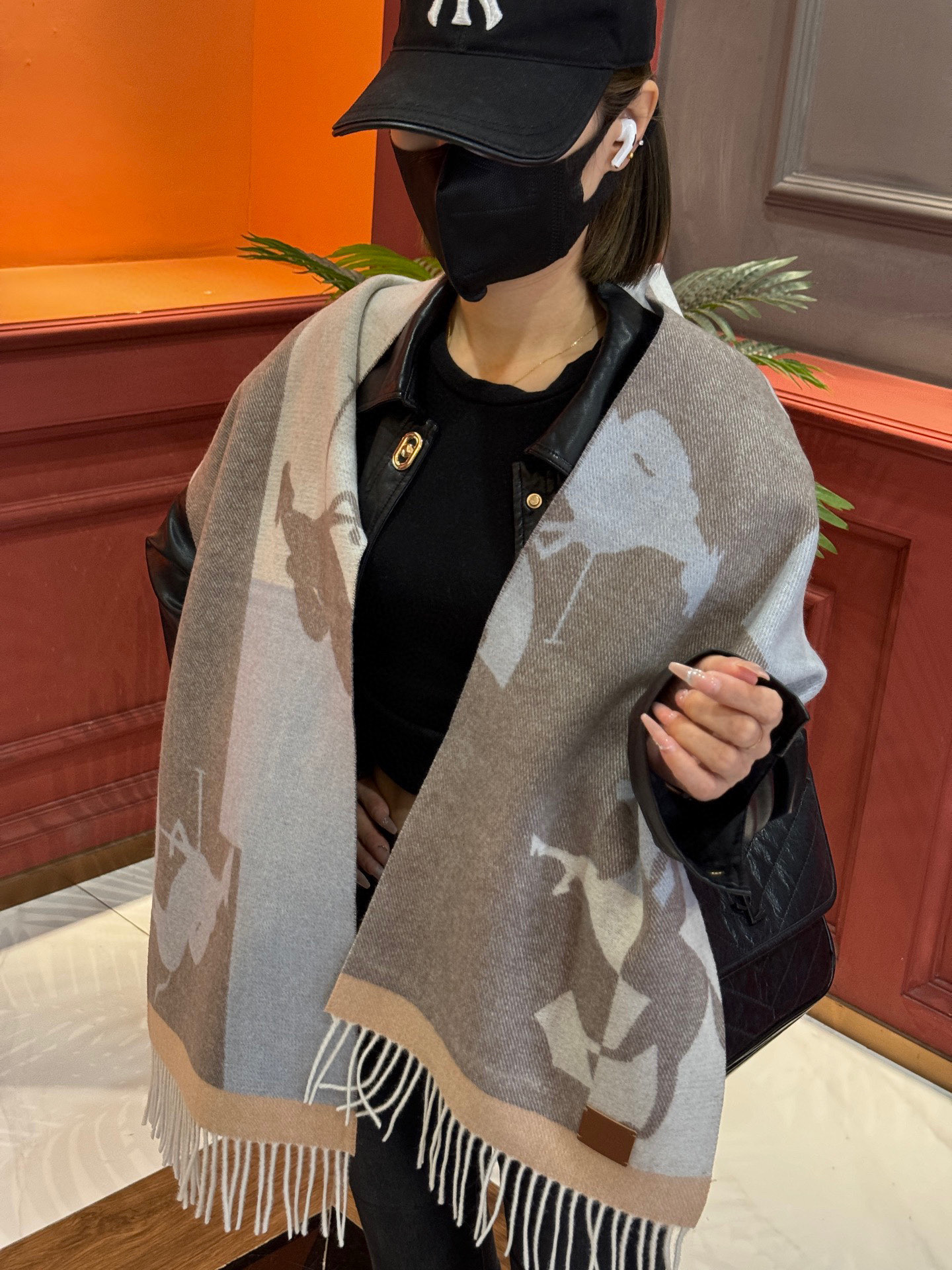   爱马仕👍巴黎时装展商务男士女士羊绒围巾。代工厂臻选上乘的超细羊绒纤维 进行纯手工精梳处理 耗时耗力 