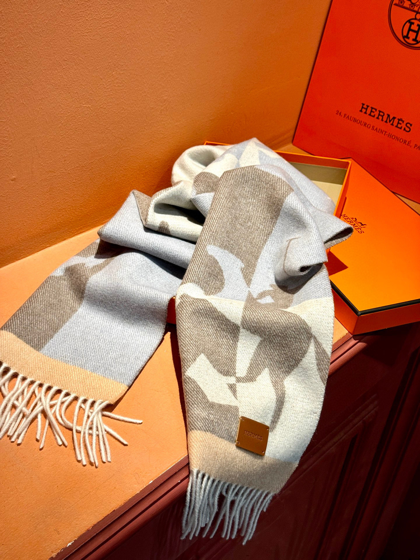   爱马仕👍巴黎时装展商务男士女士羊绒围巾。代工厂臻选上乘的超细羊绒纤维 进行纯手工精梳处理 耗时耗力 